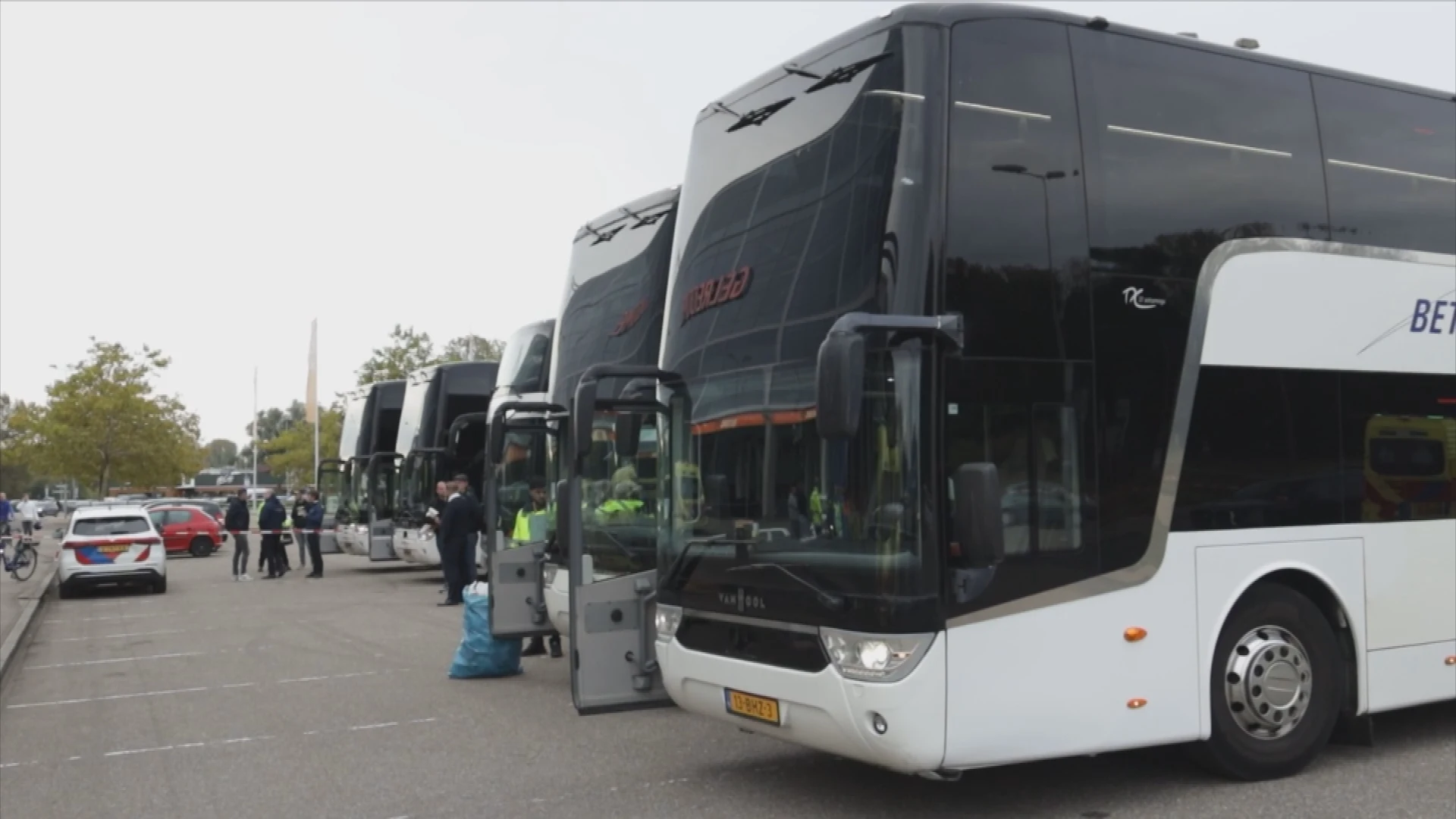 Vitesse-supporters massaal onwel in bussen, veel hulpdiensten uitgerukt