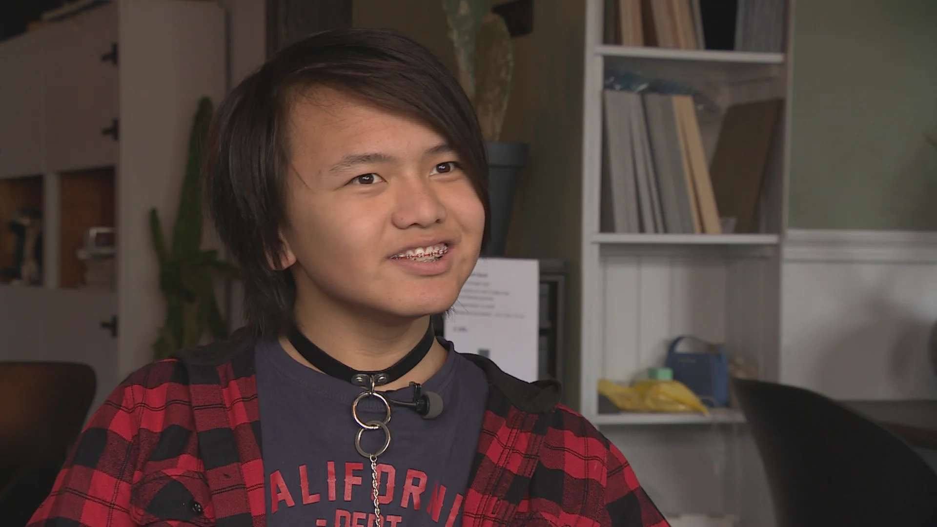 Excentrieke Yens (13) wordt online gepest: 'Het eerste wat hij zegt is 'kankerhomo''