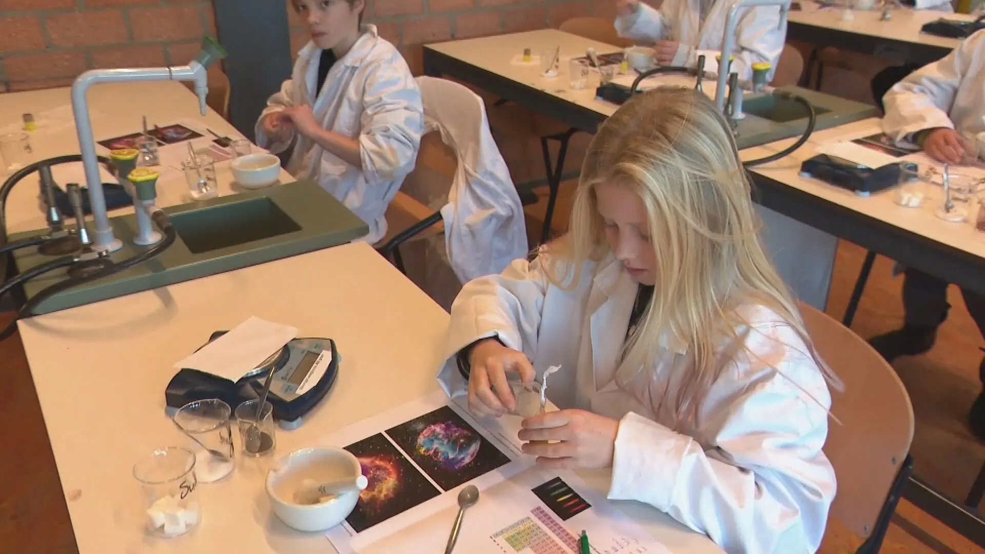 Volendamse leerlingen krijgen les in het maken van vuurwerk: 'Het is hier een beladen onderwerp'