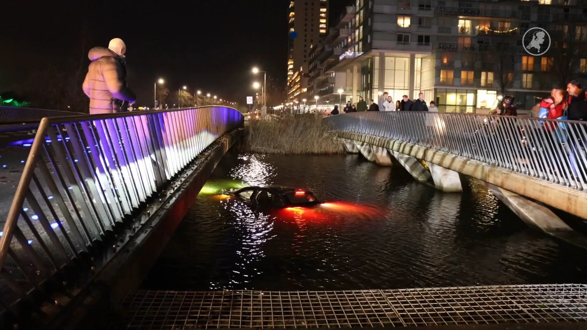 Auto met twee jonge kinderen belandt in water in Rotterdam