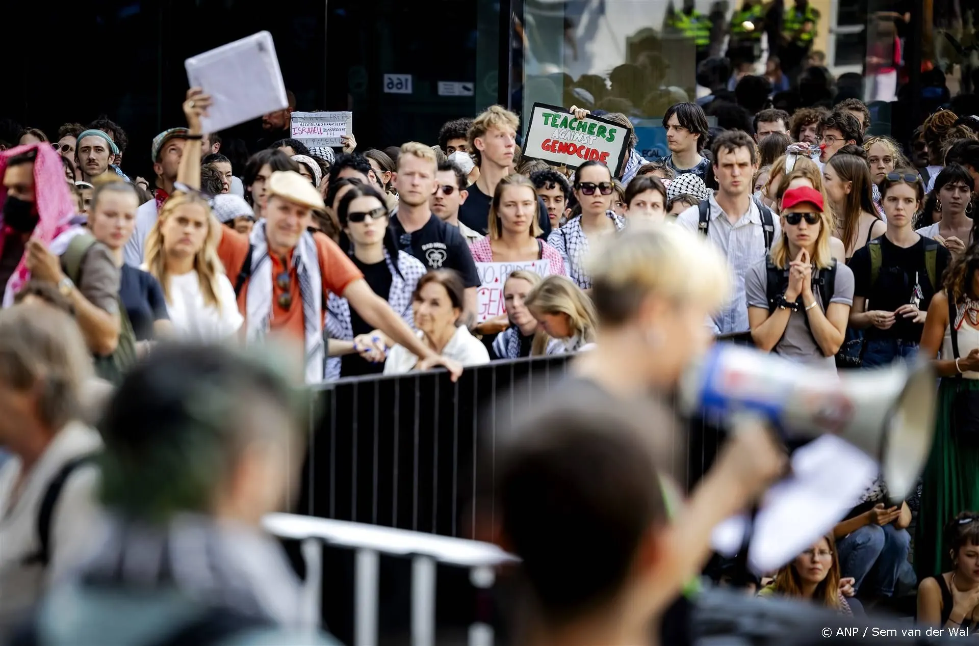 Onrustig bij Roeterseiland: opstootje bij demonstratie tegen UvA