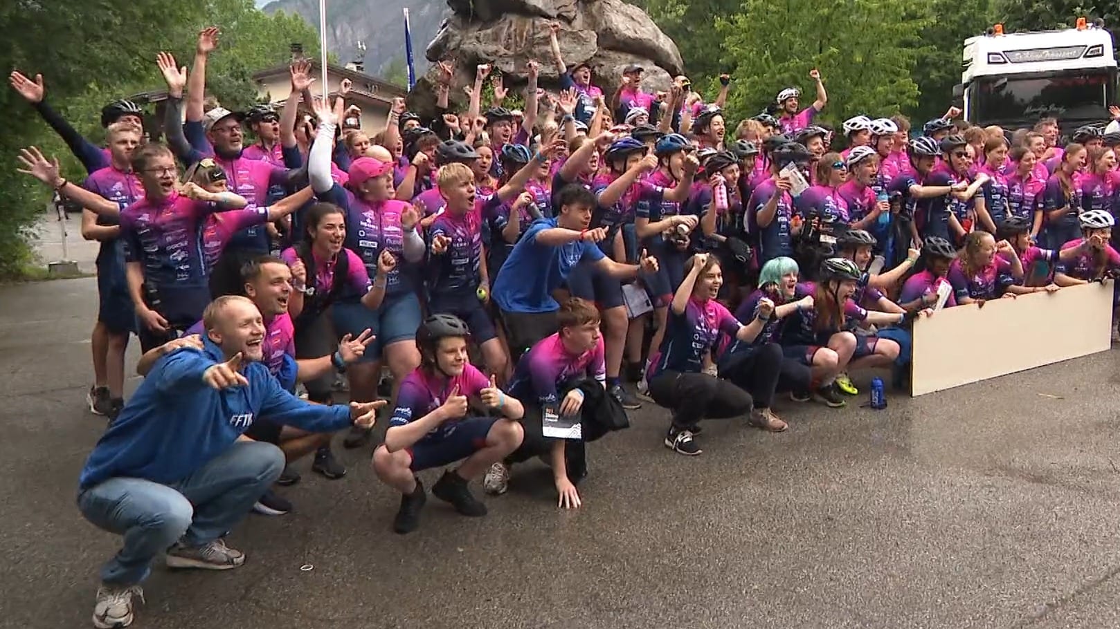 Boyd fietst met scholieren Alpe d'HuZus voor overleden moeder: 'Ik kon toen niets doen'