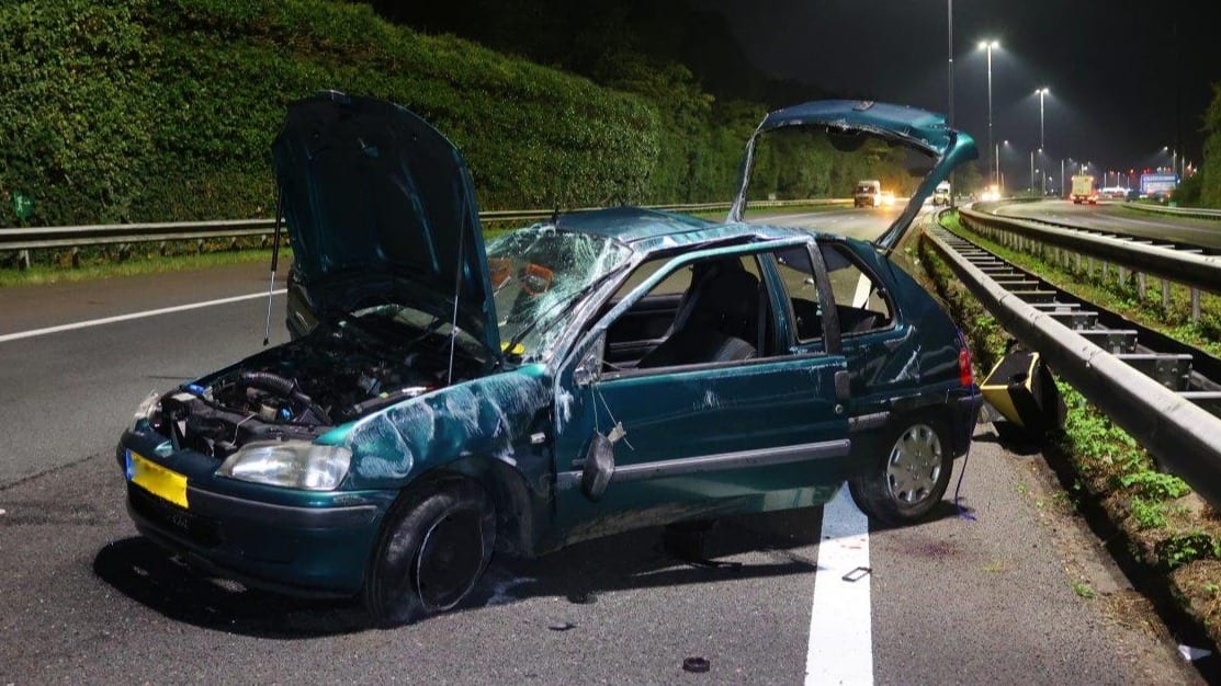 Auto botst tegen vangrail op A59, vier jongvolwassenen naar ziekenhuis