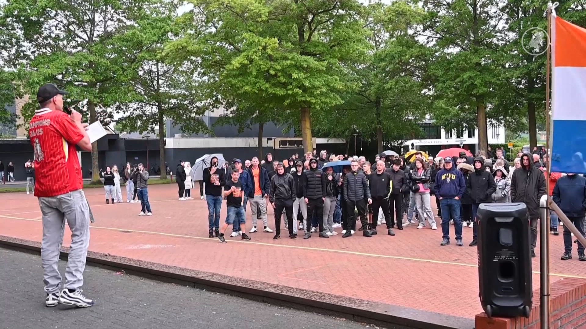 ME grijpt in bij anti-asieldemonstratie in Vriezenveen