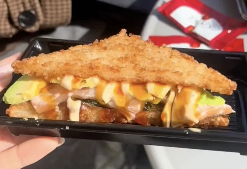 Nederland in de ban van 'sushisandwich', TikTok-trend zorgt voor lange rijen