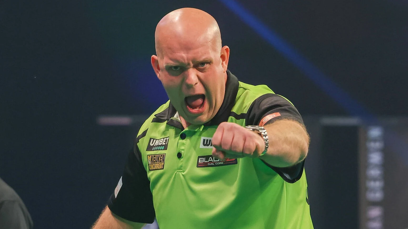 Van Gerwen na relatiebreuk weer terug aan top, wint van Littler in Amsterdam