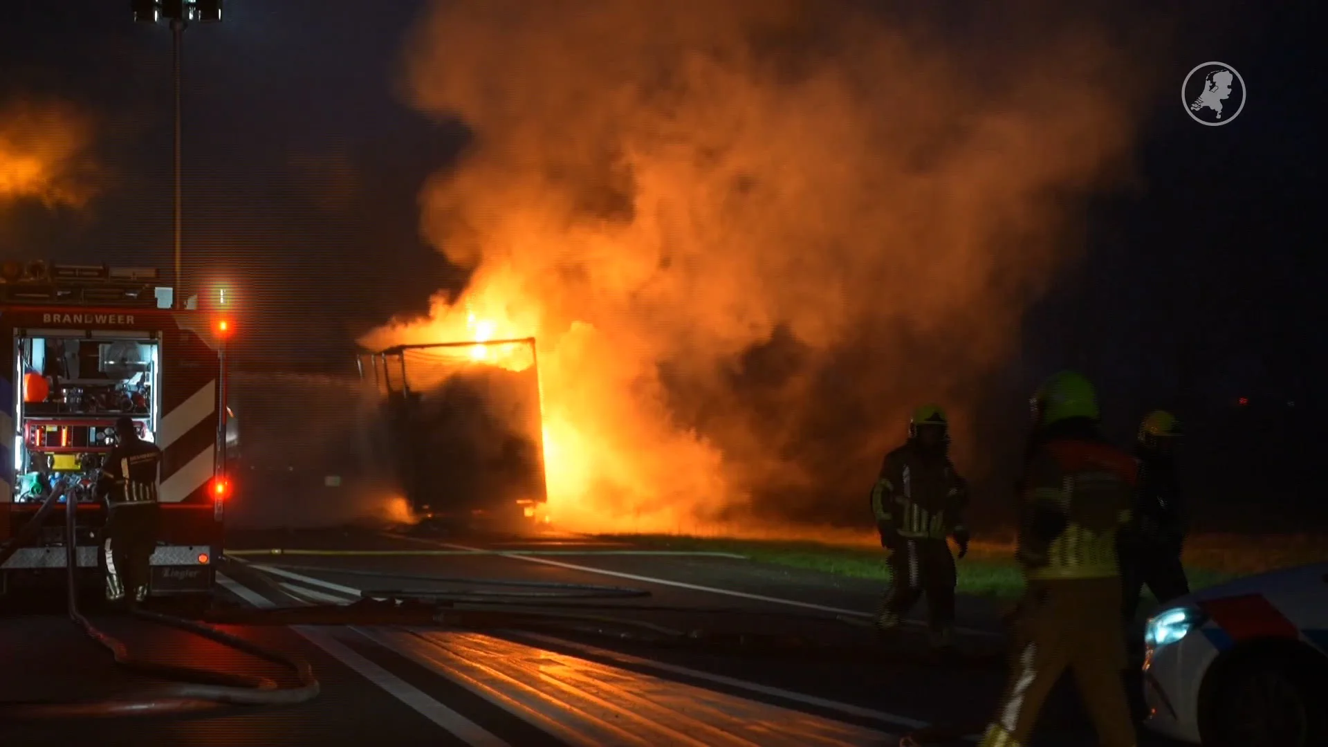 Vrachtwagen in brand op A59 bij Waalwijk, snelweg dicht