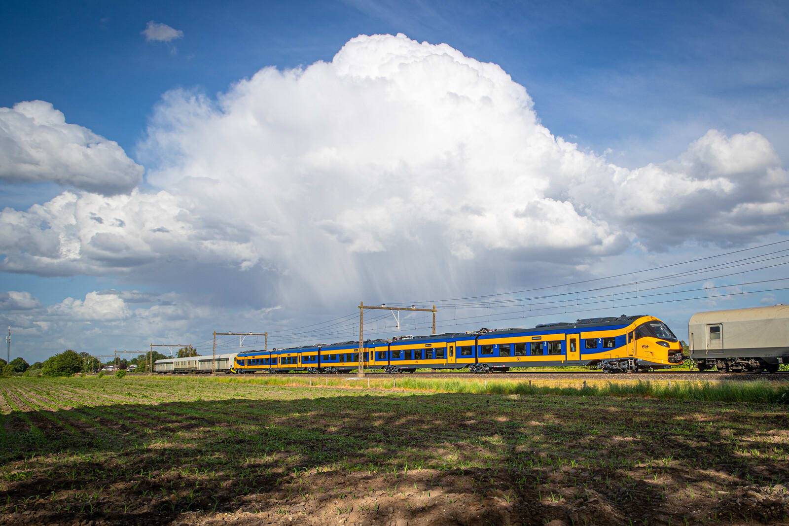 Eerste nieuwe Intercity van NS komt aan in Nederland