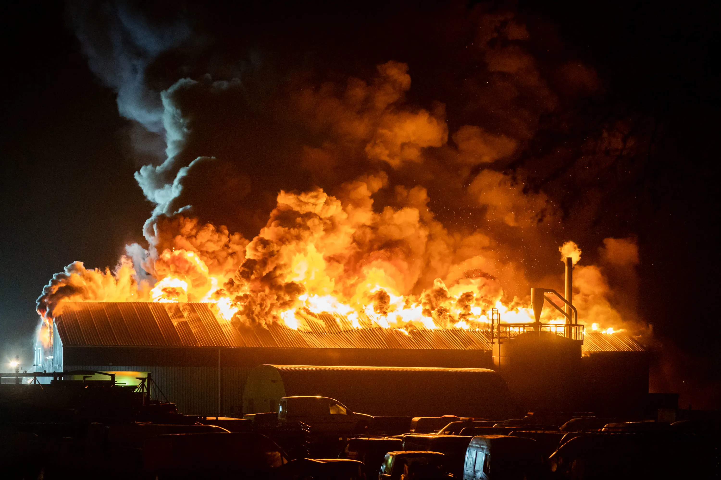 Vlammen bouwbedrijf Maarssen 'grotendeels uit', asbest-verdacht materiaal gevonden