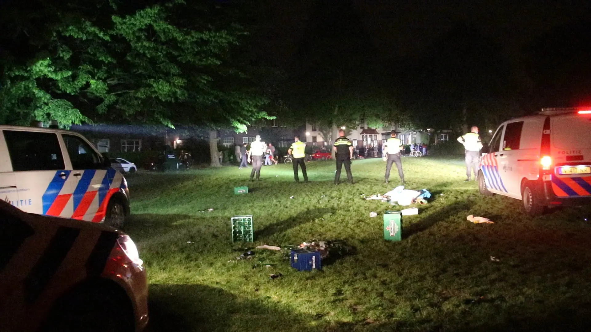 Politie grijpt in en verwijdert 200 feestgangers uit Noorderplantsoen in Groningen