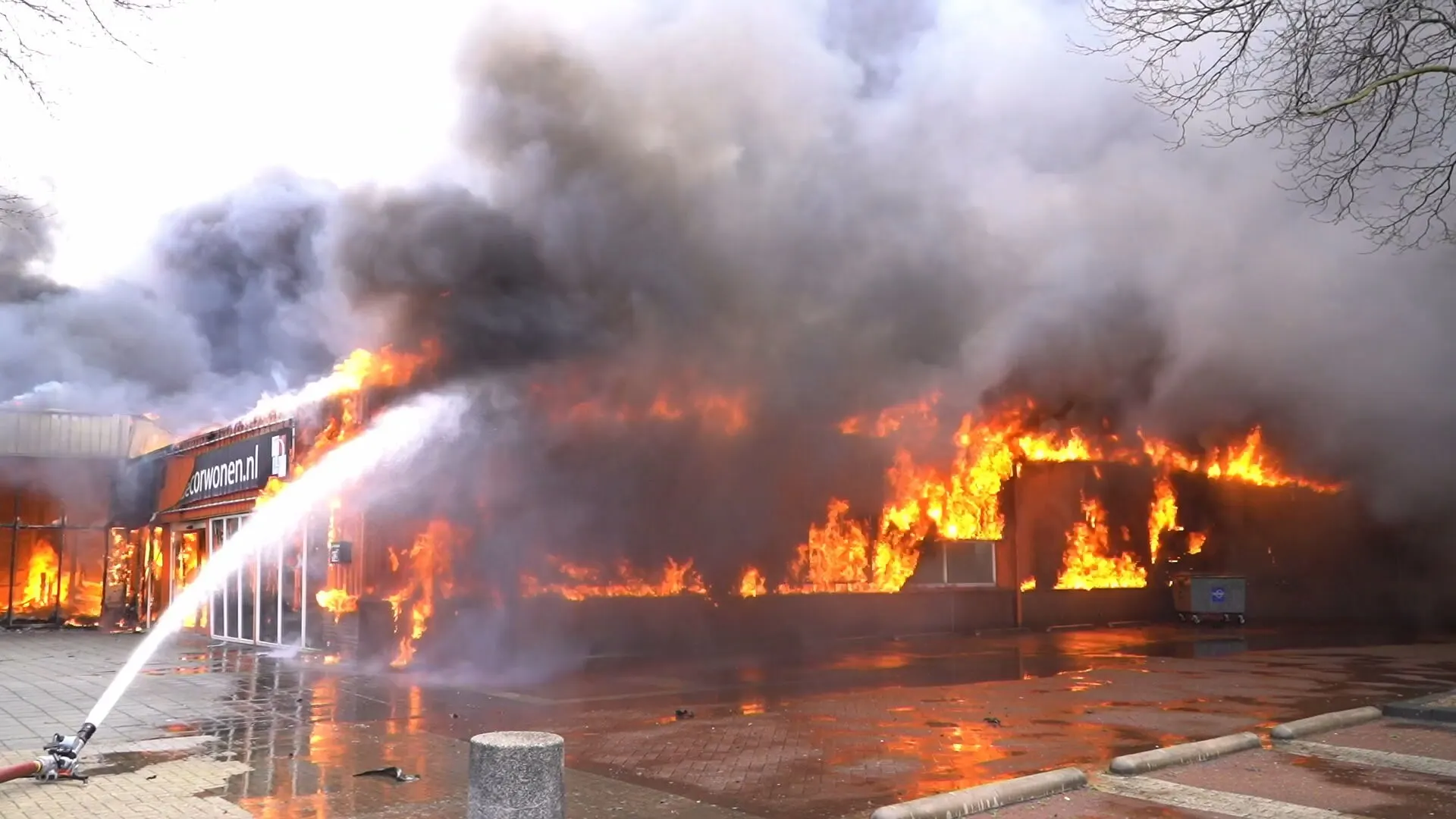 Grote zwarte rookwolken door brand Capelle, NL-Alert verstuurd