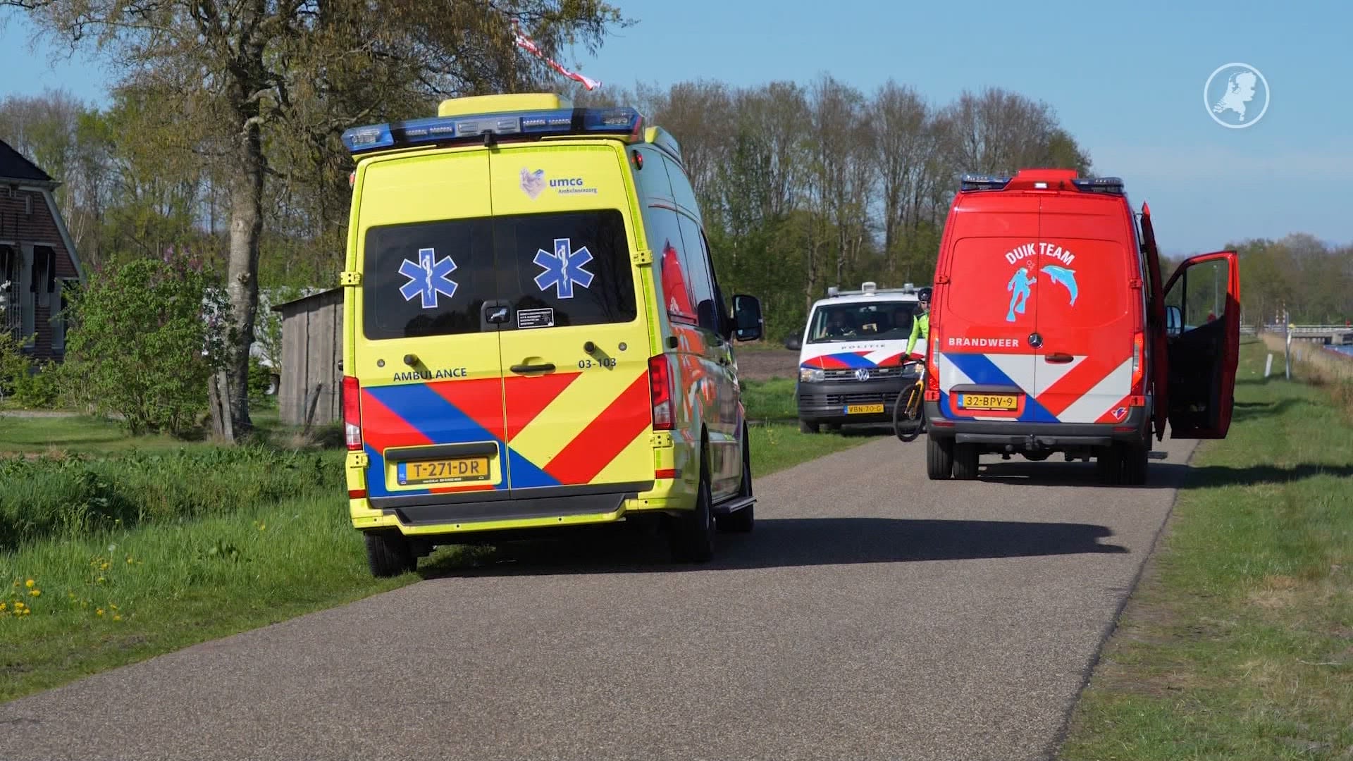 Man probeert tevergeefs hond uit sloot te redden