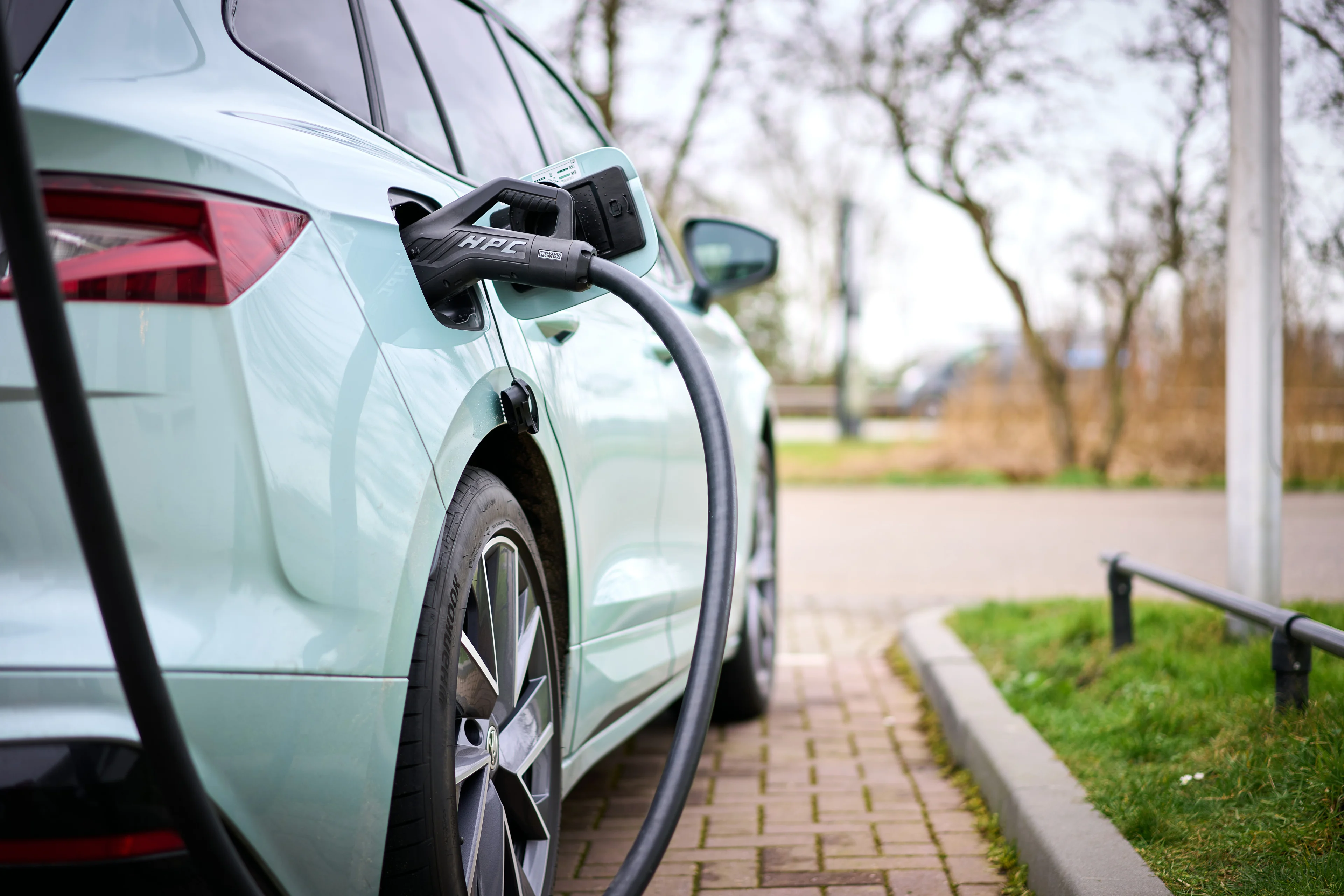 'Elektrisch rijden straks alleen nog aantrekkelijk met eigen laadpaal en zonnepanelen'