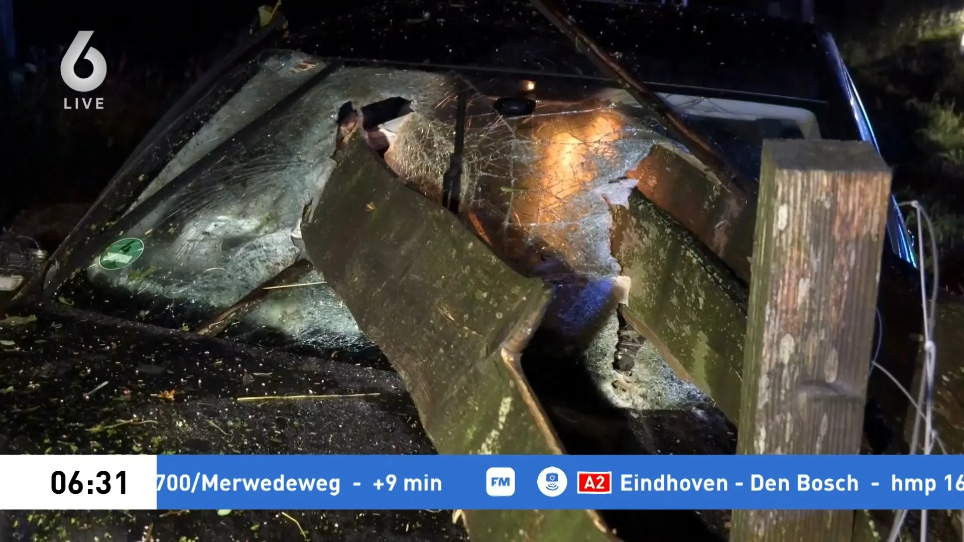 Auto dwars door hekwerk: houten balken door voorruit in Doetinchem