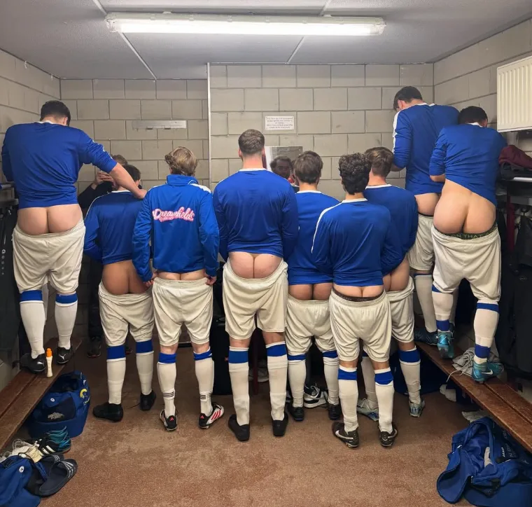 Ophef over blotebillenfoto's, voetbalteam Valburg reageert: 'Volg ons dan gewoon niet'