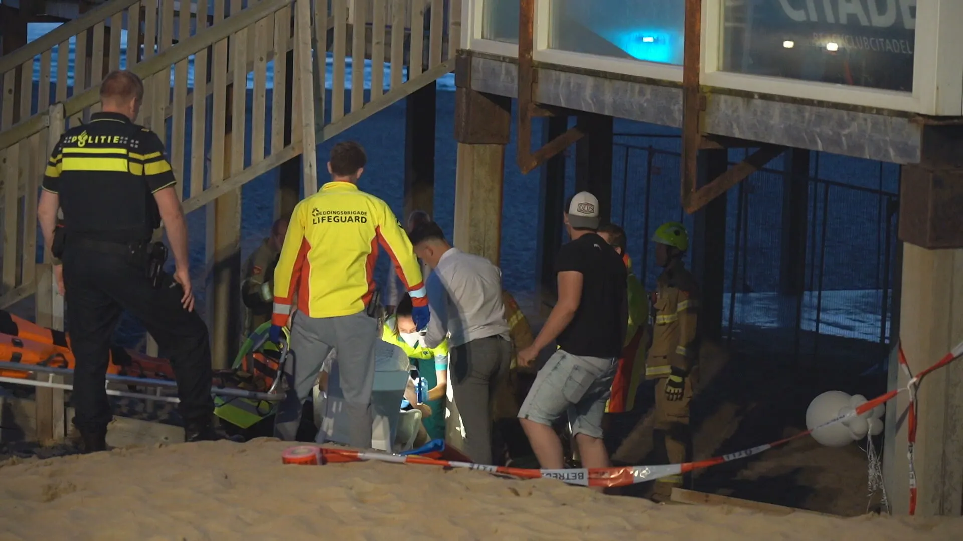 Gewonden na instorten trap strandtent tijdens maken groepsfoto