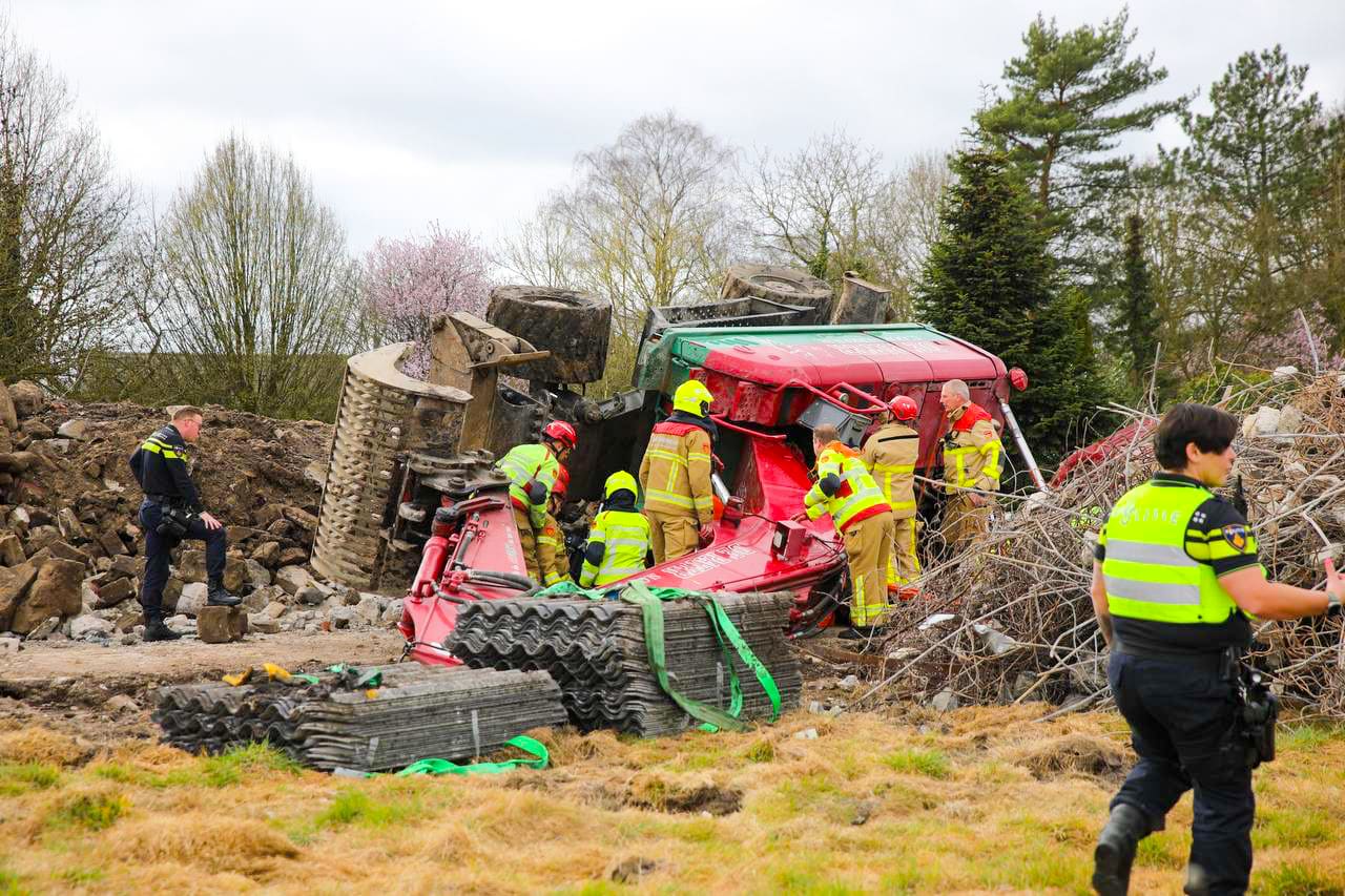 Bestuurder graafmachine zwaargewond na kantelen voertuig