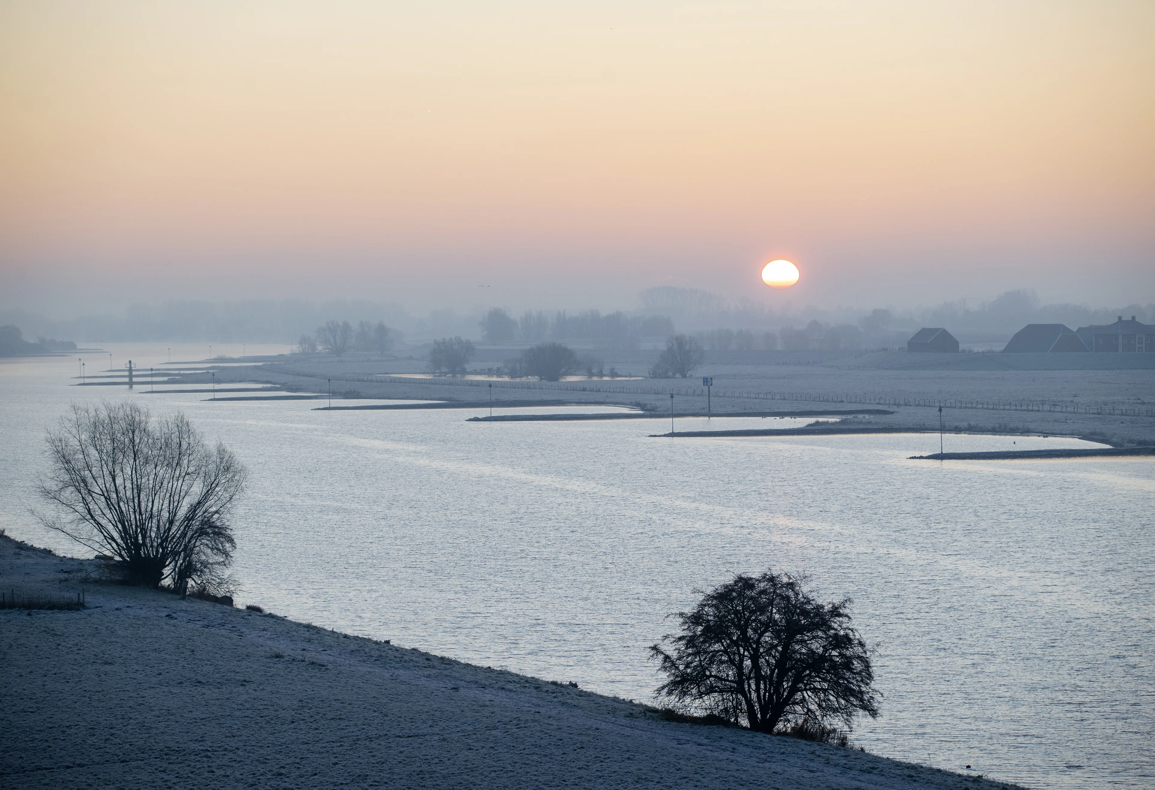 Eerst zon en kou, later bewolking en verraderlijke gladheid