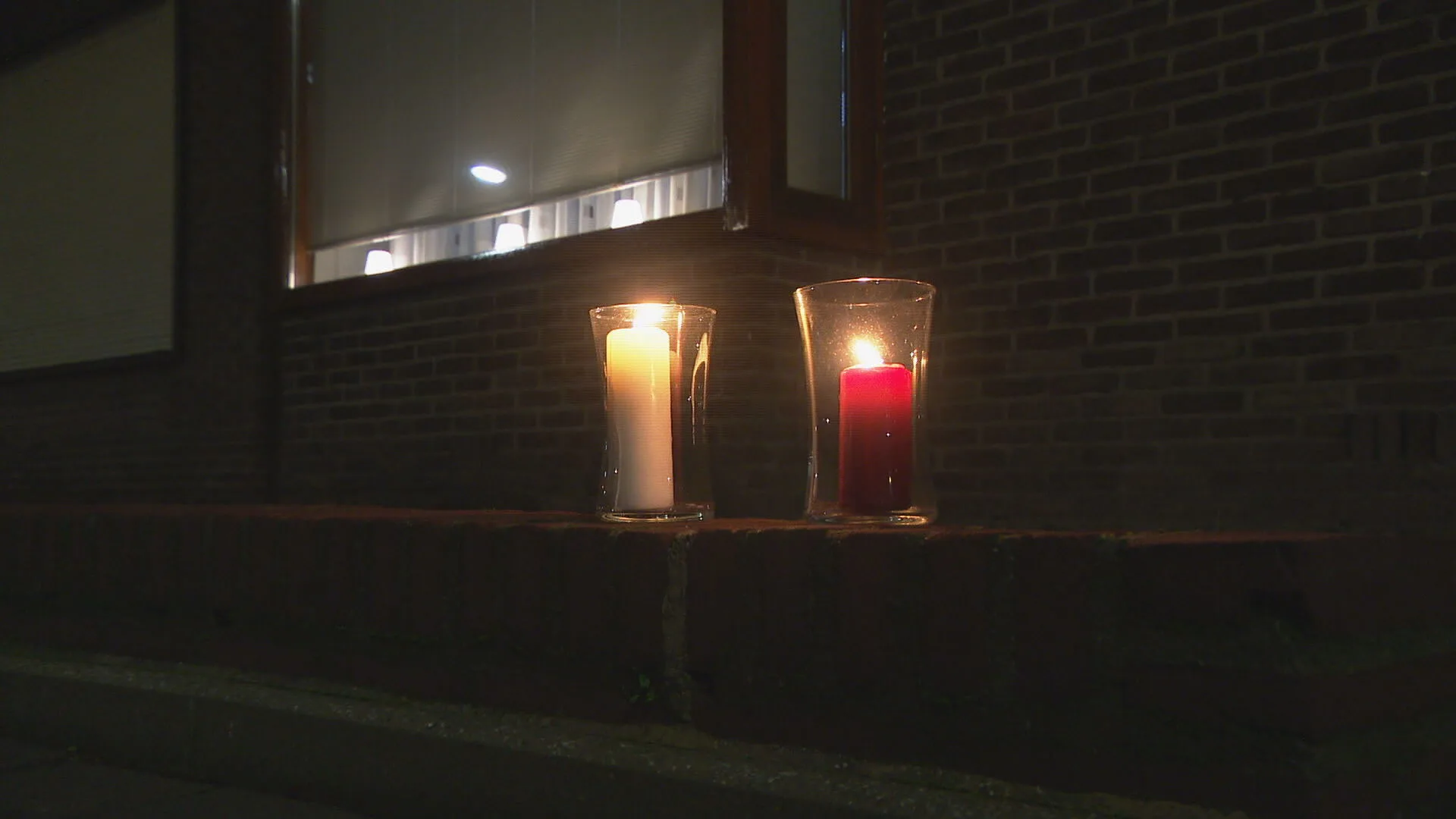 Inwoners Stein ontsteken kaarsjes tegen avondklokrellen in hun dorp