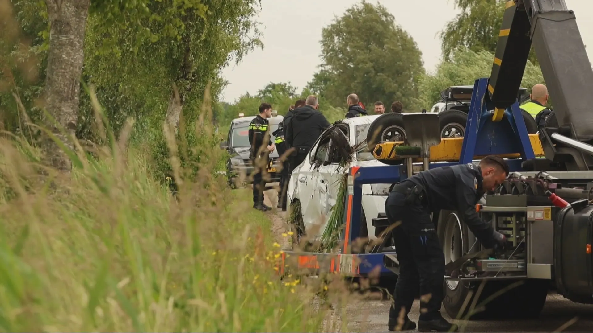 Auto met twee overleden personen gevonden in water Vinkeveen