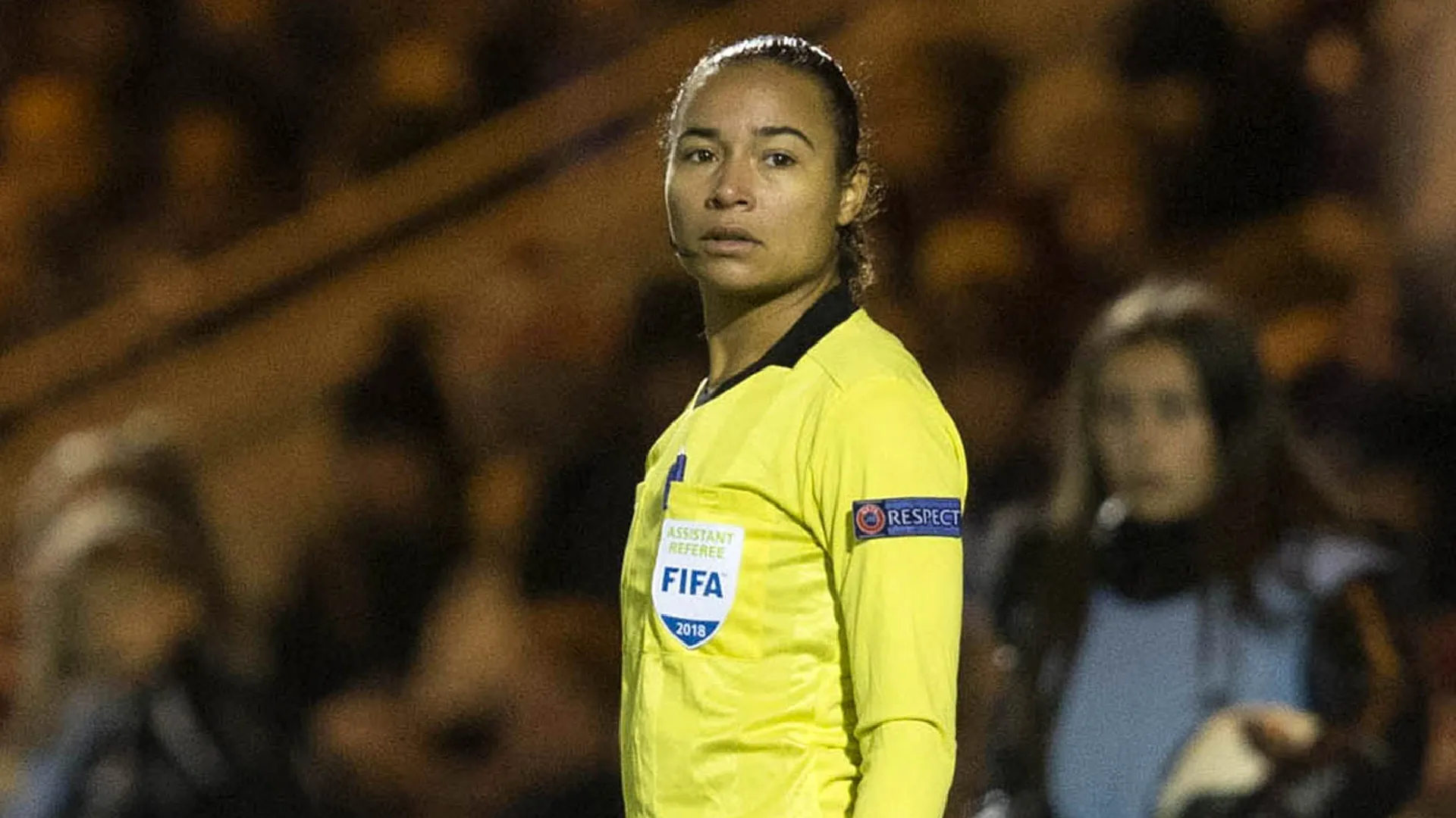 Franca Overtoom is eerste vrouwelijke grensrechter in de Eredivisie: 'Onwerkelijk nog'