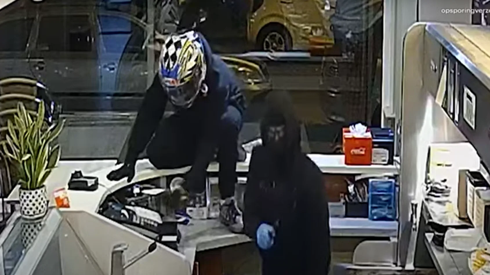 Eigenaresse jaagt overvallers snackbar uit met pollepel en heet vet in Eindhoven