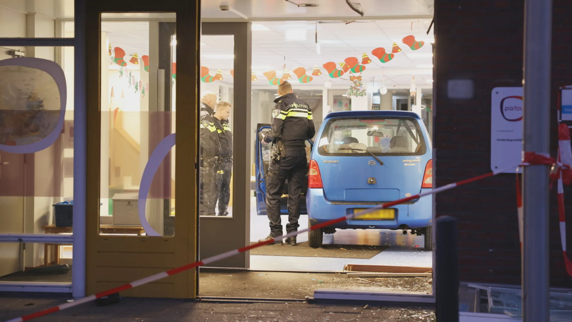 Moeder rijdt kinderdagverblijf binnen in Velserbroek