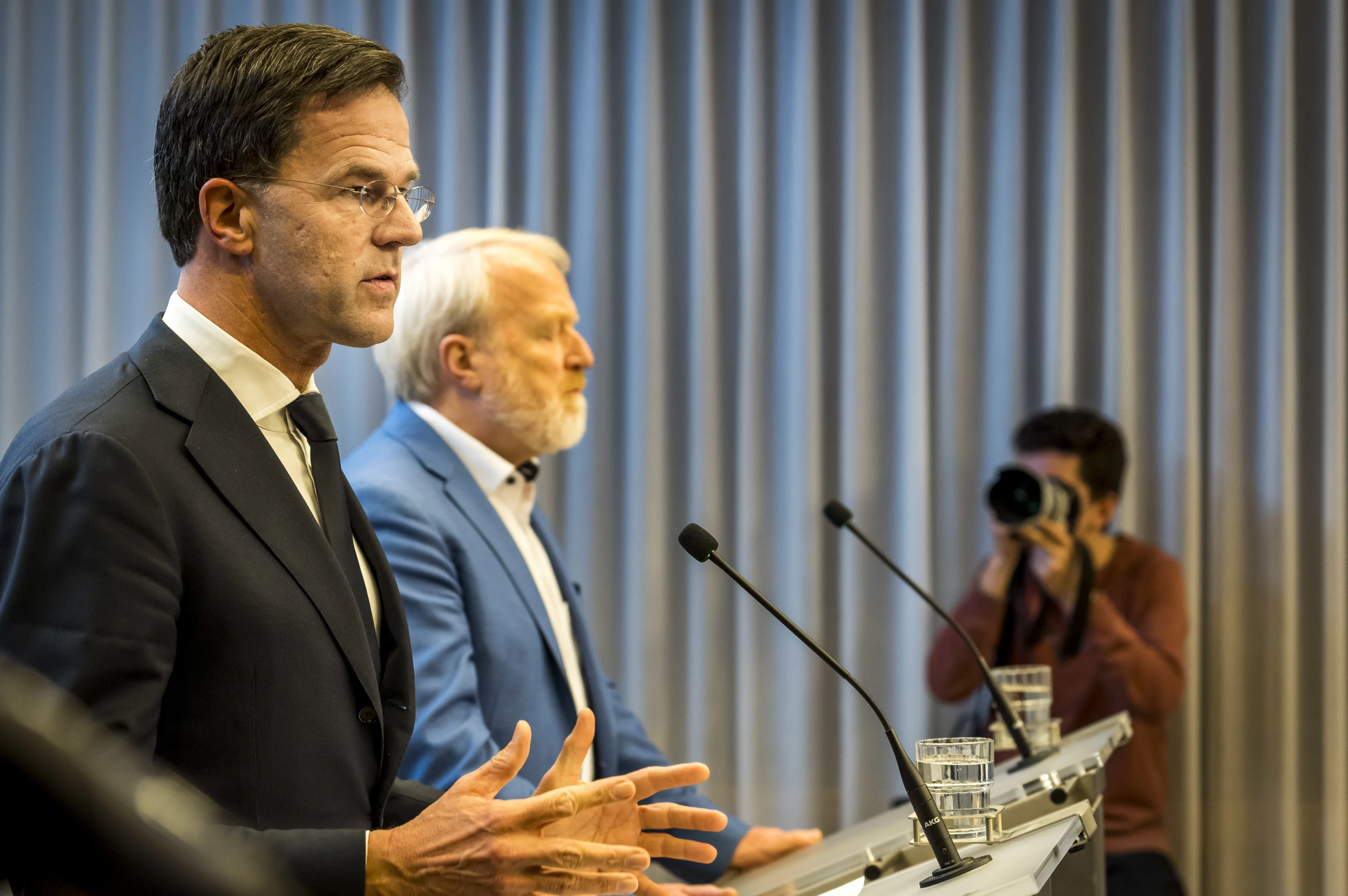 Rutte blundert en geeft RIVM-voorman Jaap van Dissel alsnog een hand