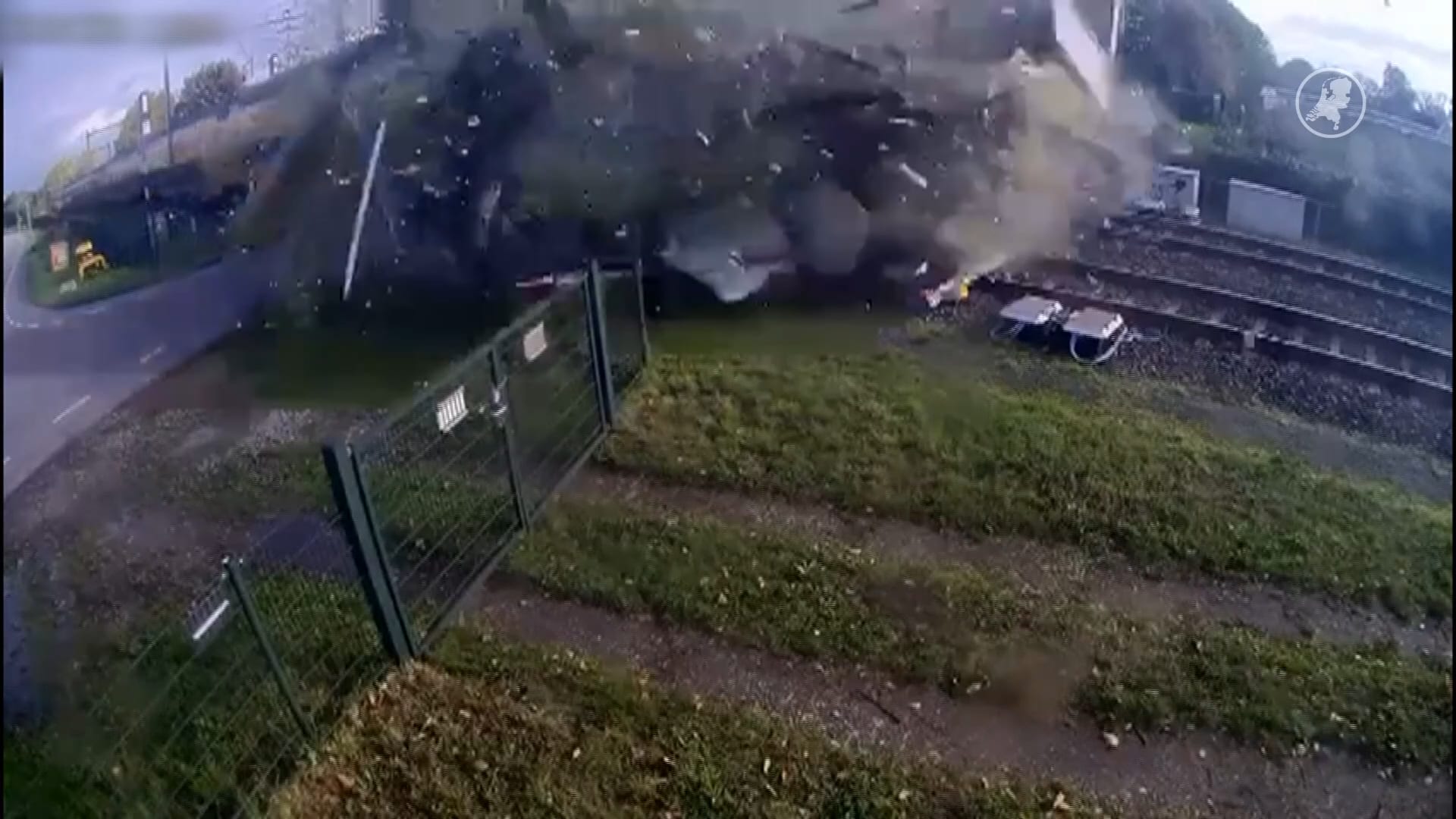 HEFTIG: Trein botst met vrachtwagen op overweg bij Meteren