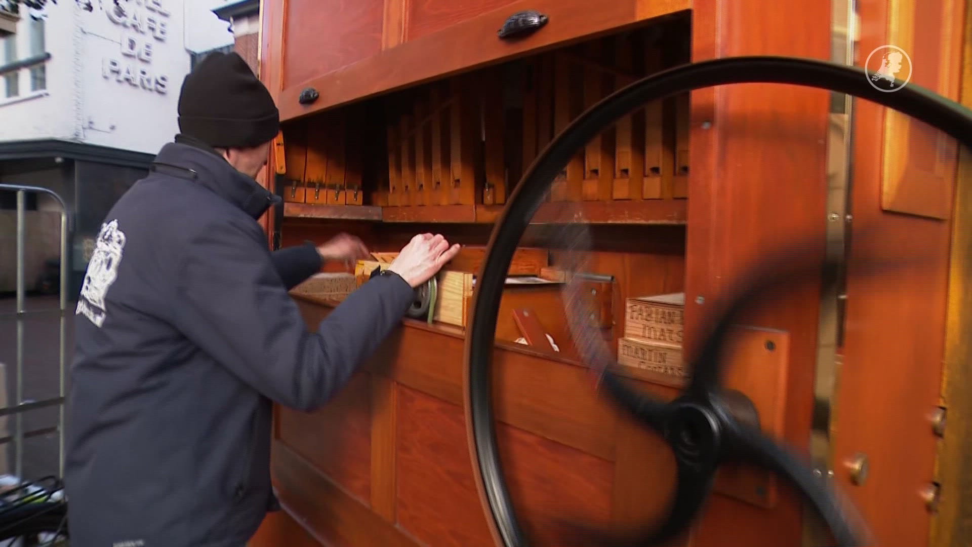 Mishandelde orgeldraaier Robin staat weer op markt, met hulp van vrienden