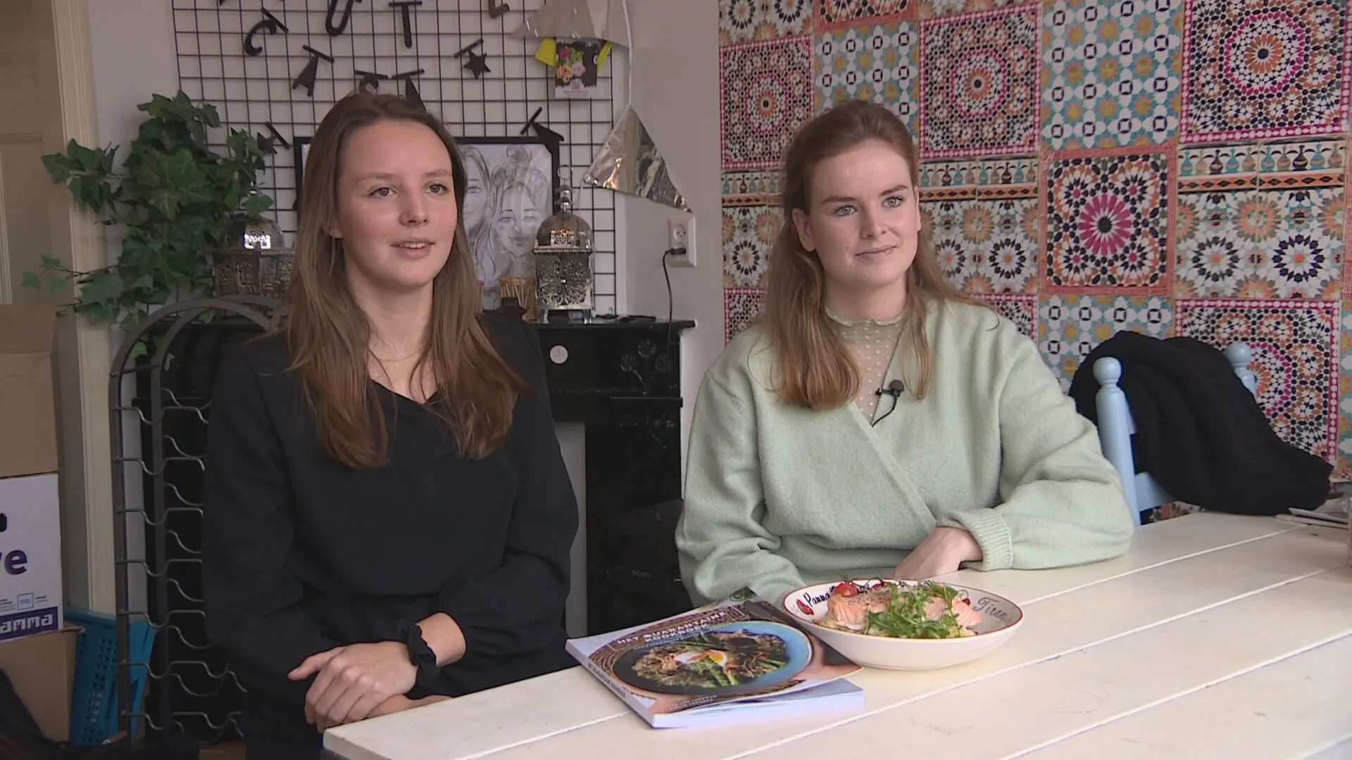 Leidse studentes blijven positief en brengen 'quarantaine-kookboek' uit