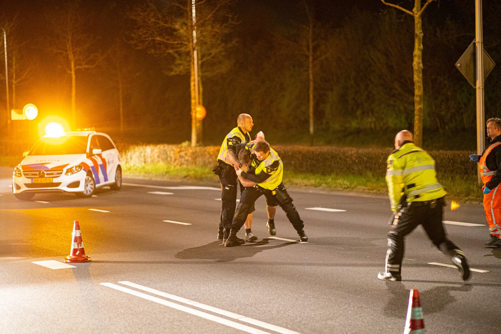 Dronken bestuurder slaat en bespuugt agenten na veroorzaken ongevallen in Zwolle