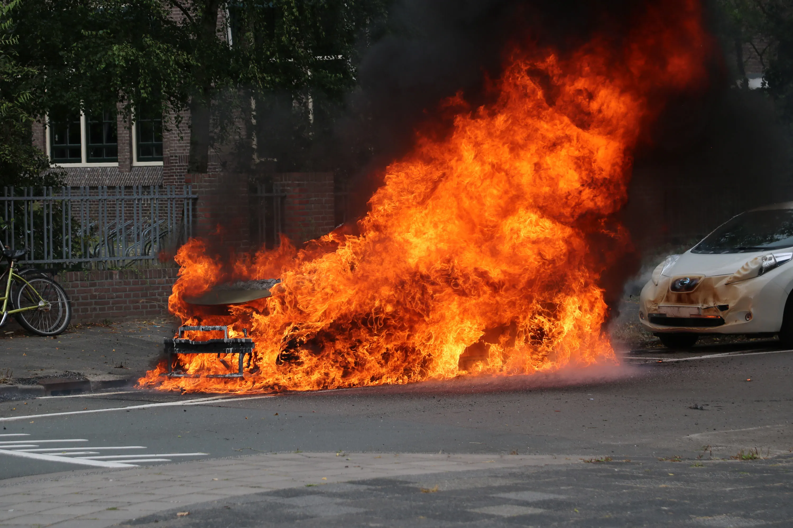 Baby ternauwernood gered uit brandende auto