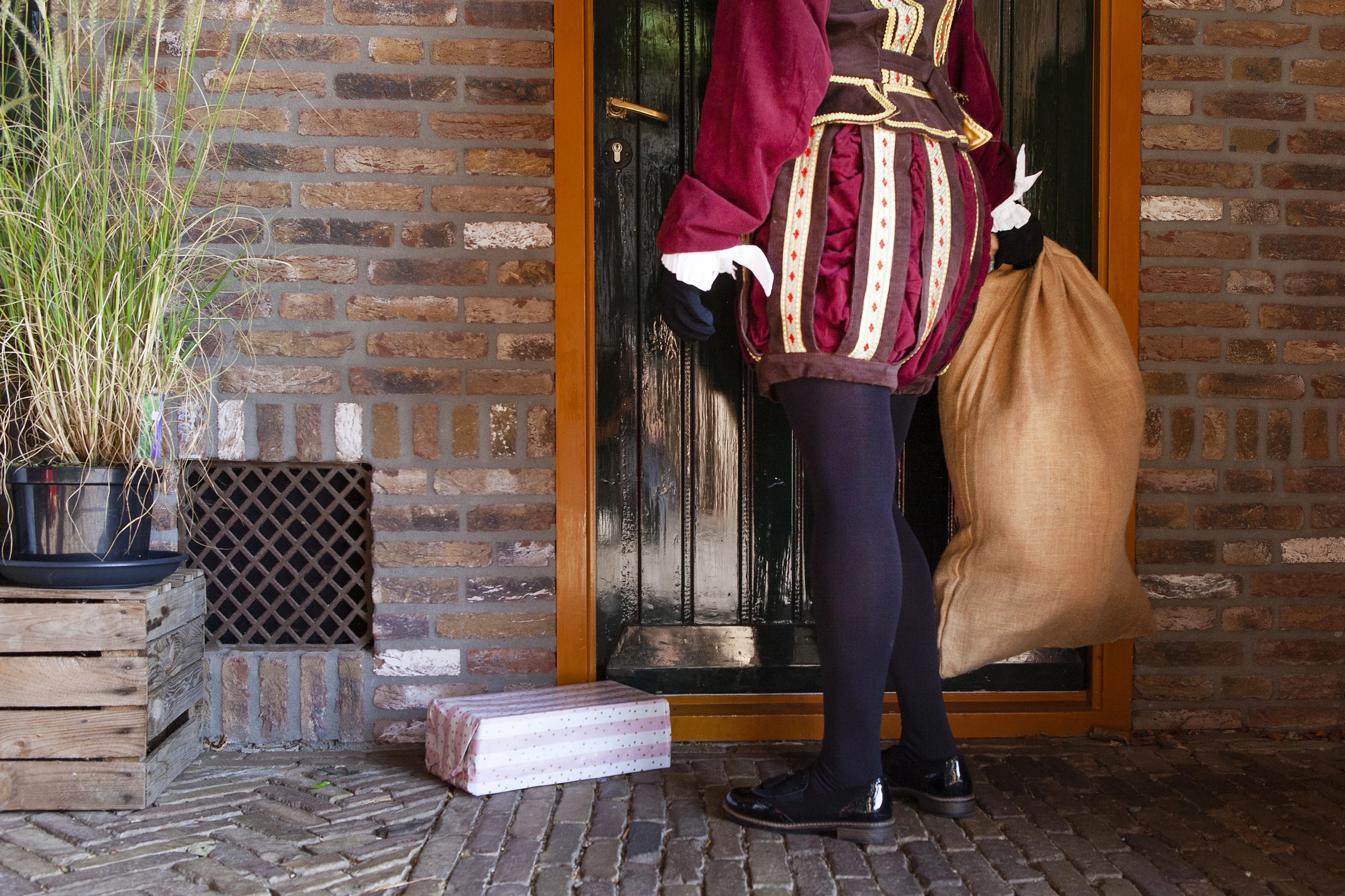 Vol verwachting klopt het hart van arme gezinnen: sinterklaascadeaus mogelijk vertraagd door problemen V&D