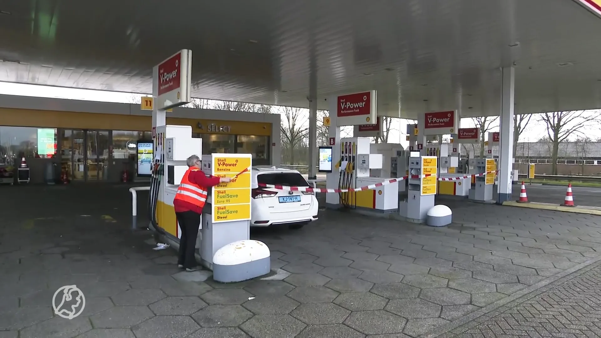 Het is zo druk bij dit tankstation op weg naar skigebied dat alle benzine op is