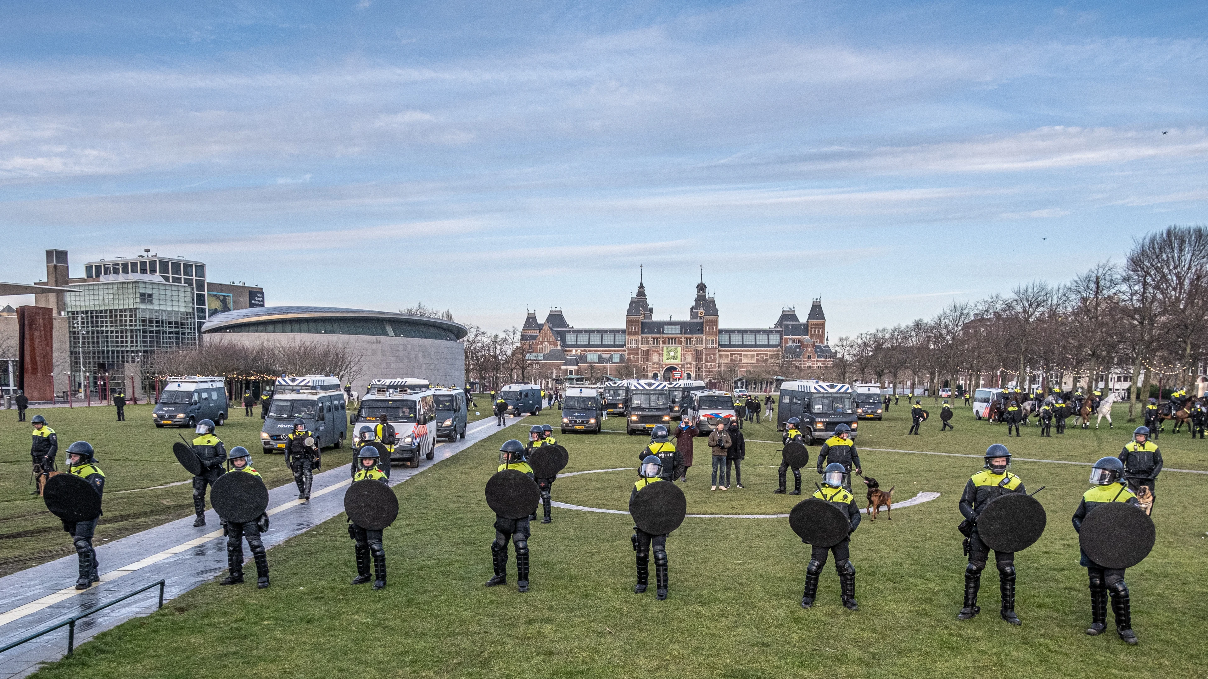 Demonstratie Museumplein na charge ME beëindigd