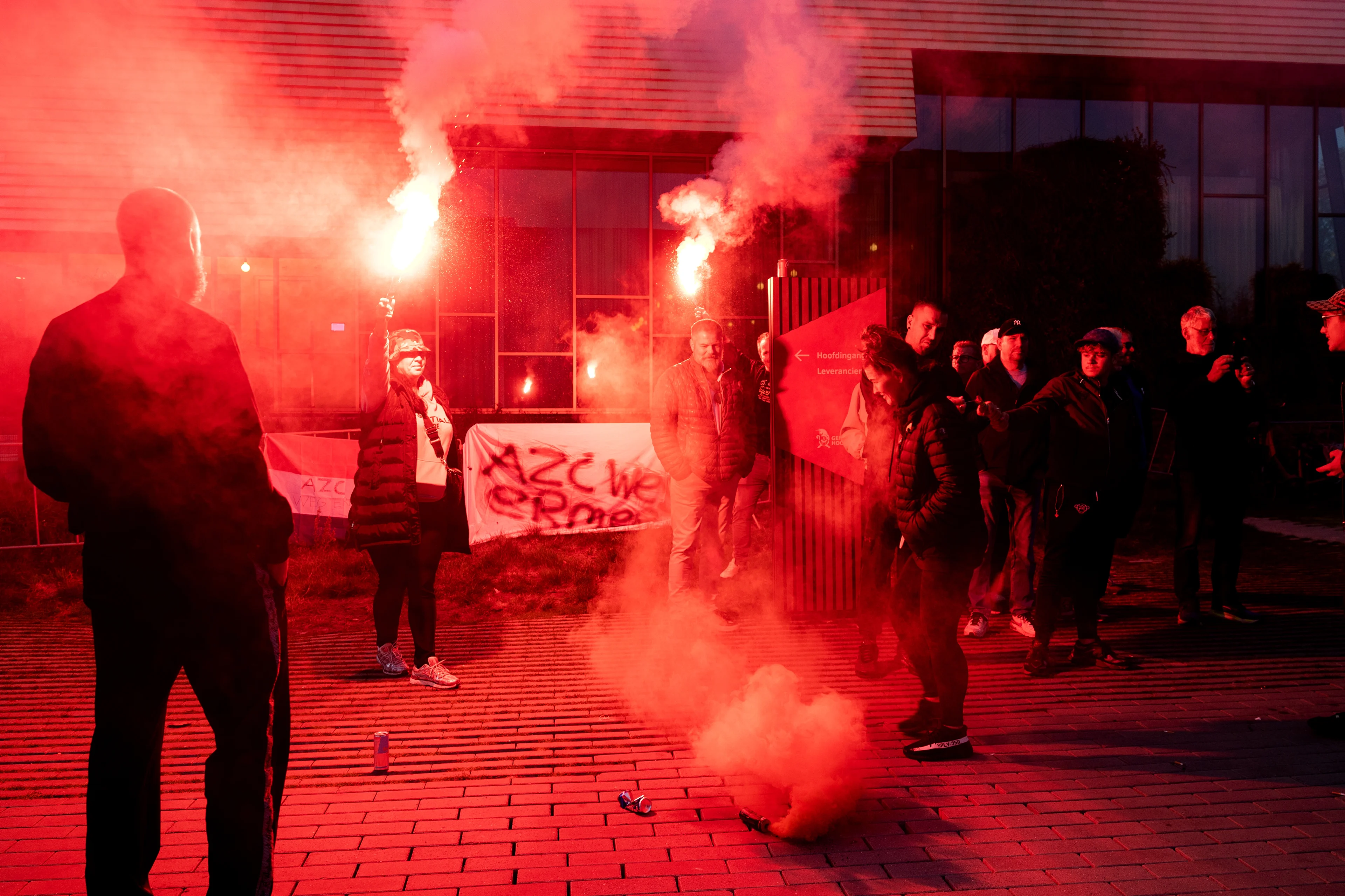 Onrust in meerdere steden om azc-plannen: eieren, fakkels en arrestaties
