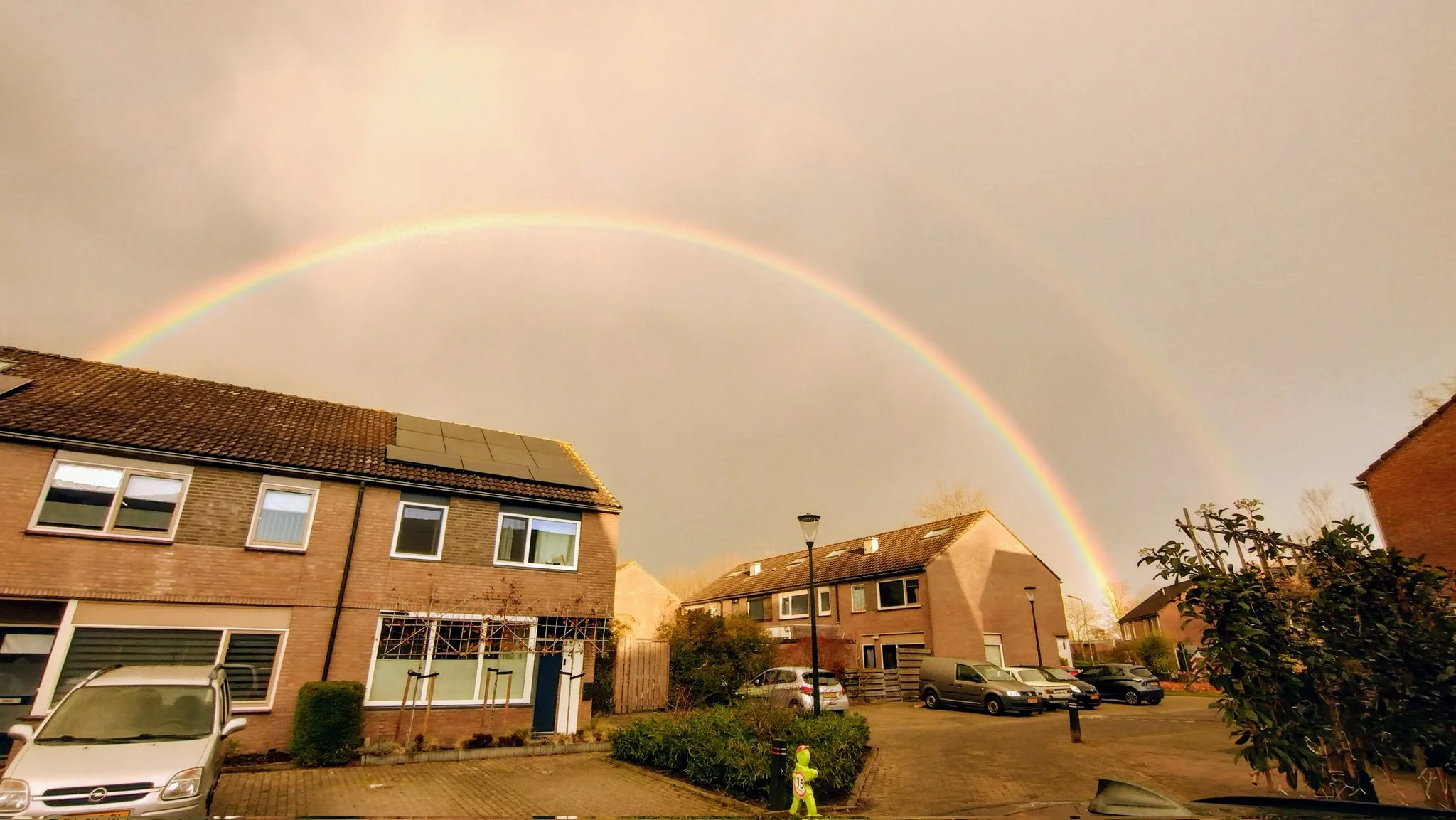 ZIEN: Door hele land felle regenbogen, hoe kan dat?