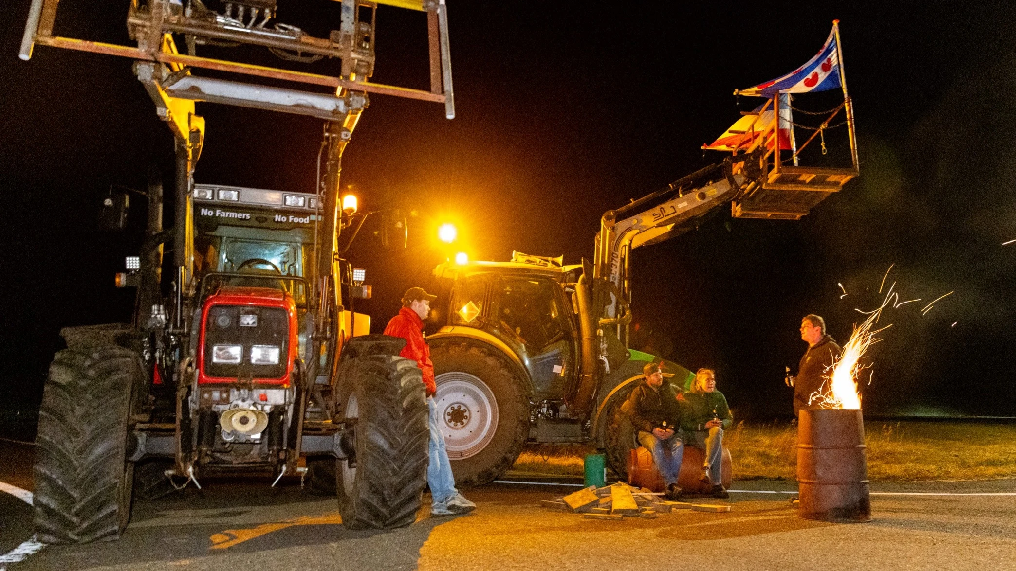 Afsluitdijk afgesloten door boeren, langzaamaanactie op dijk