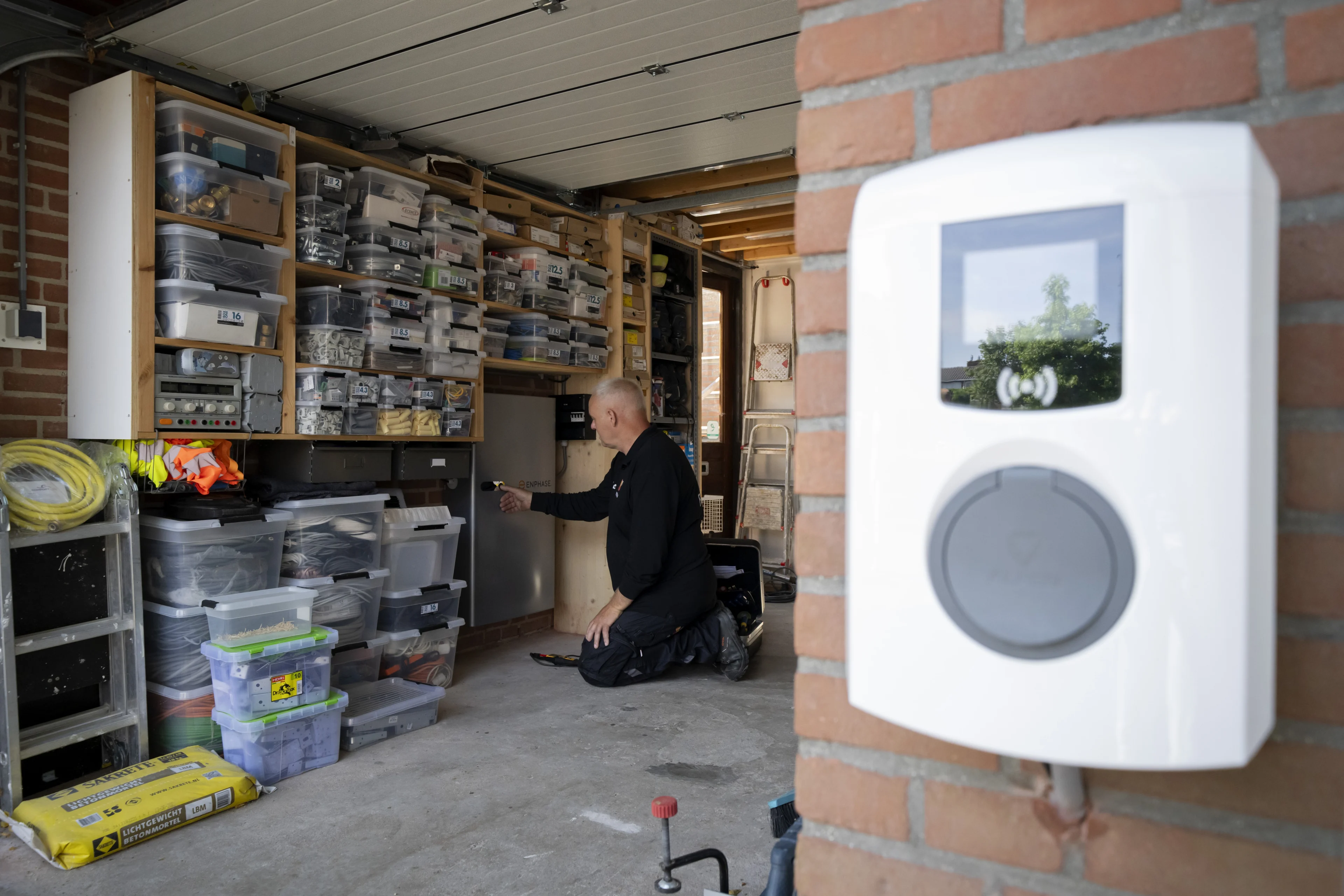 Toezichthouder: dit bedrijf laat klanten vastzitten aan dure thuisbatterijen