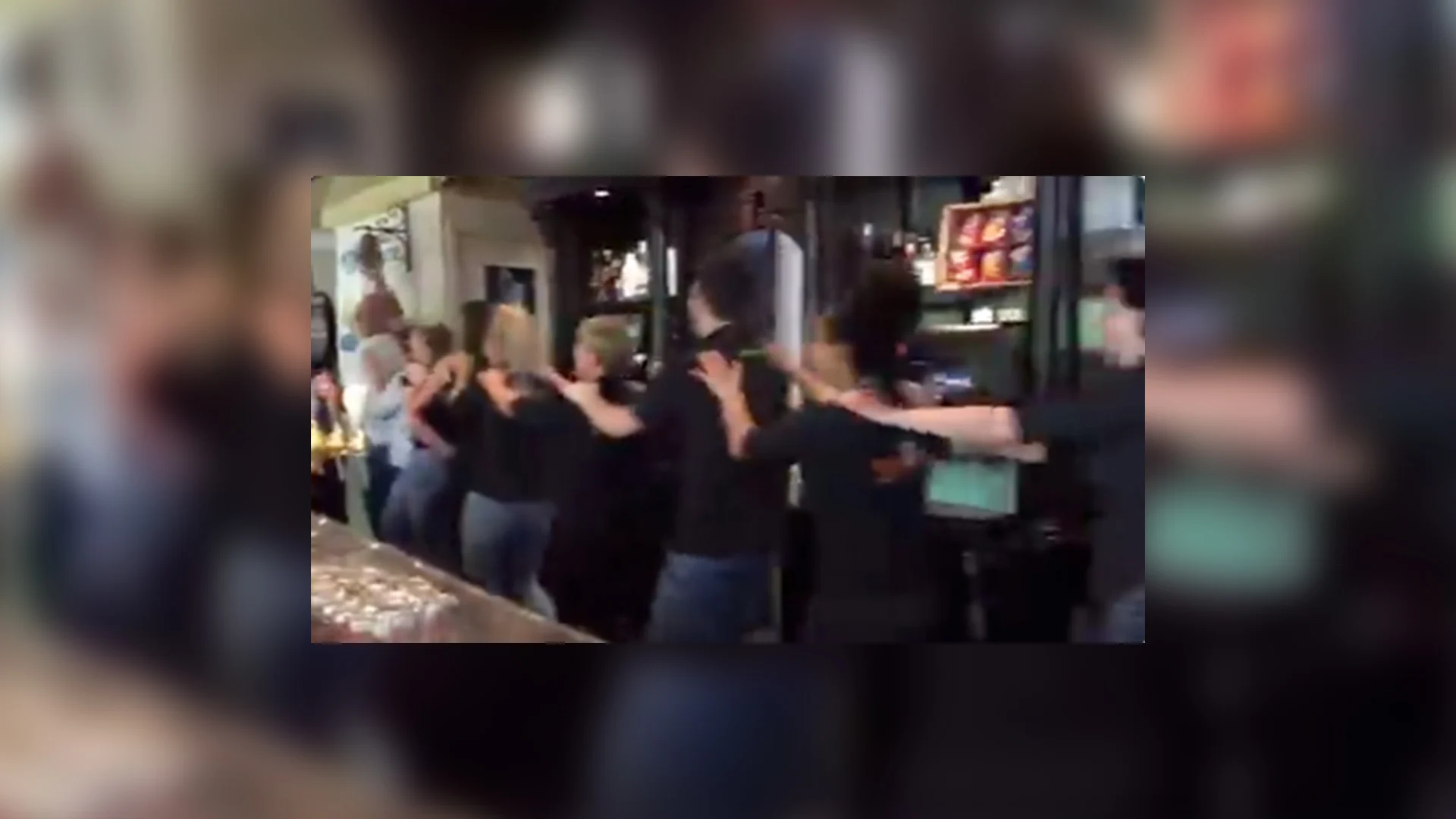 VIDEO: Polonaise in Brabants café voor heropening