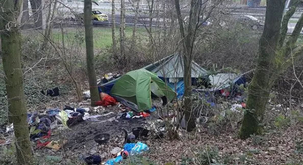 Politie ruimt tentenkamp langs A27 met 'ontzettend veel afval en mensenpoep'