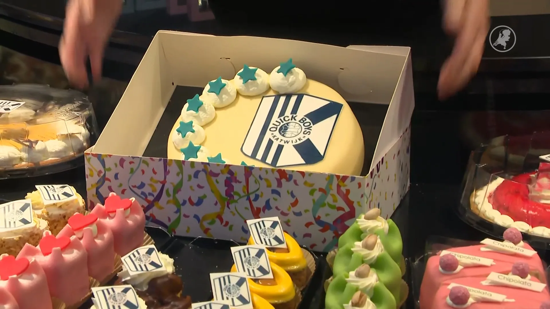 Katwijk viert bekerstunt Quick Boys met taart