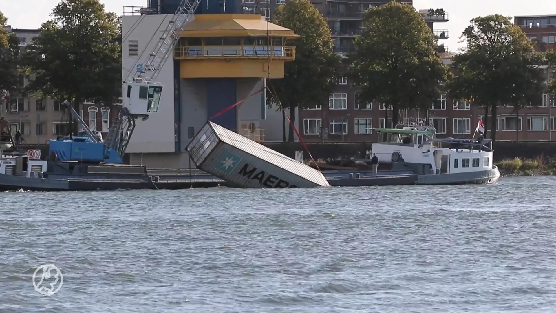 Schip vaart tegen Willemsbrug in Rotterdam aan en verliest containers