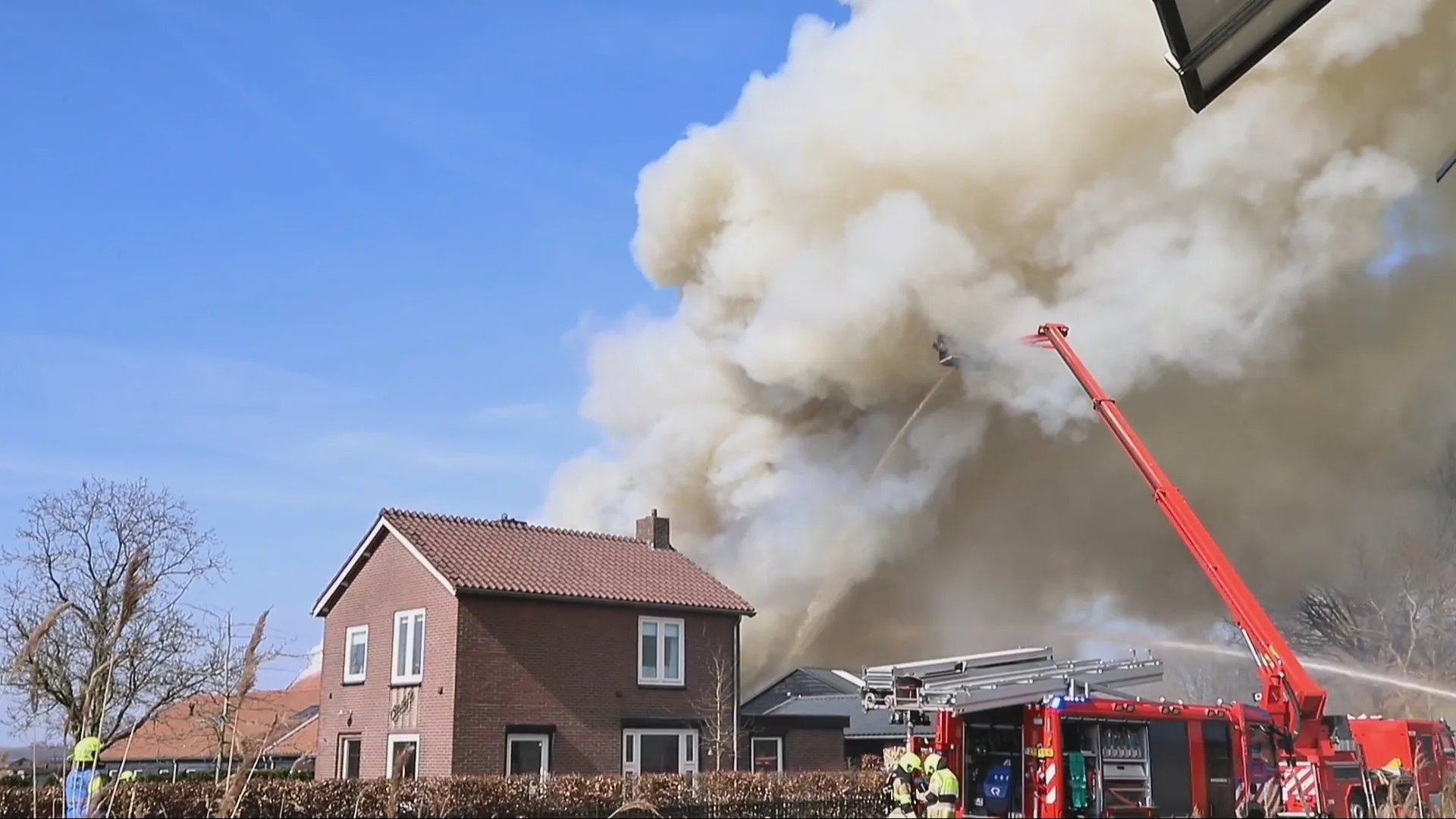 Vlammen uit dak in zorginstelling Tricht, alle cliënten op tijd in veiligheid