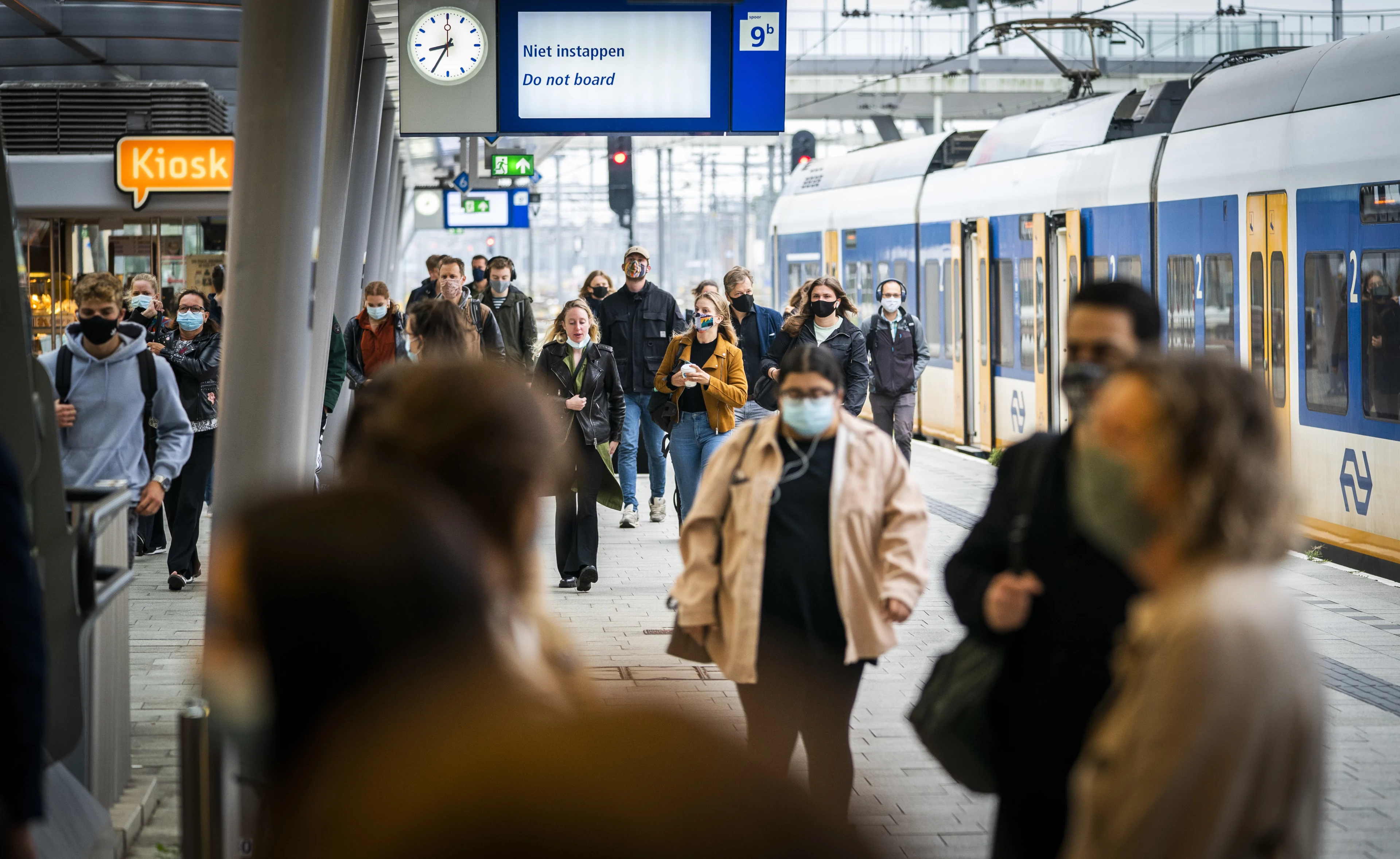 Politie zoekt man met tattoo in gezicht voor aanranden vrouw (19) in trein