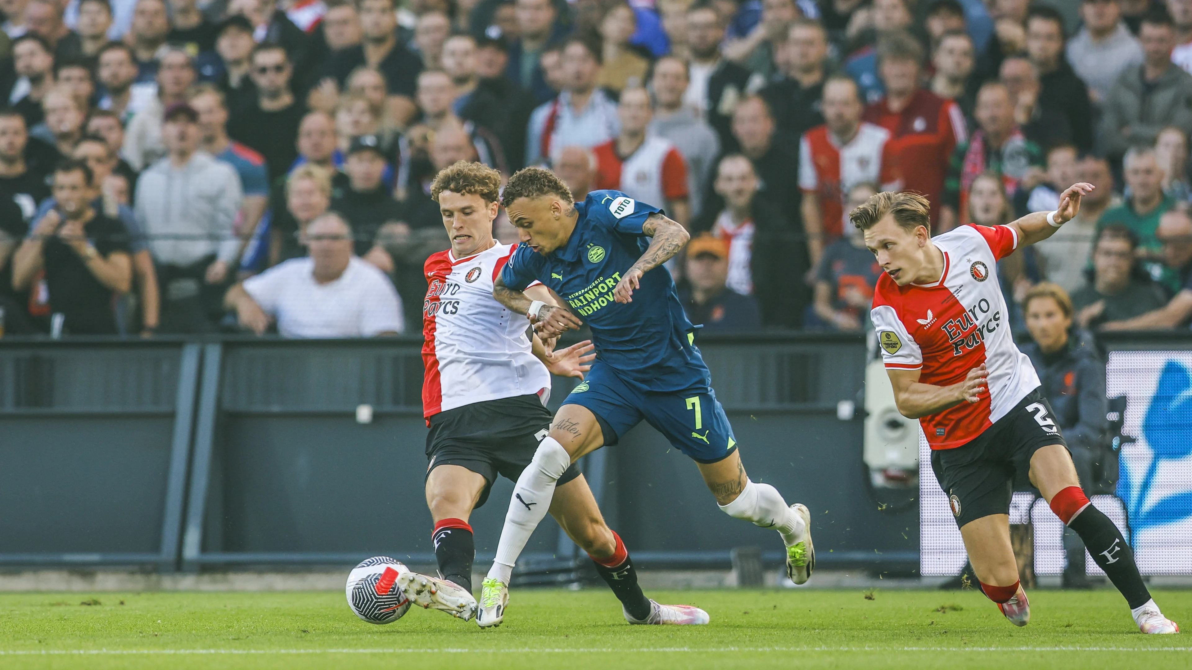 PSV verslaat Feyenoord en pakt Johan Cruijff Schaal