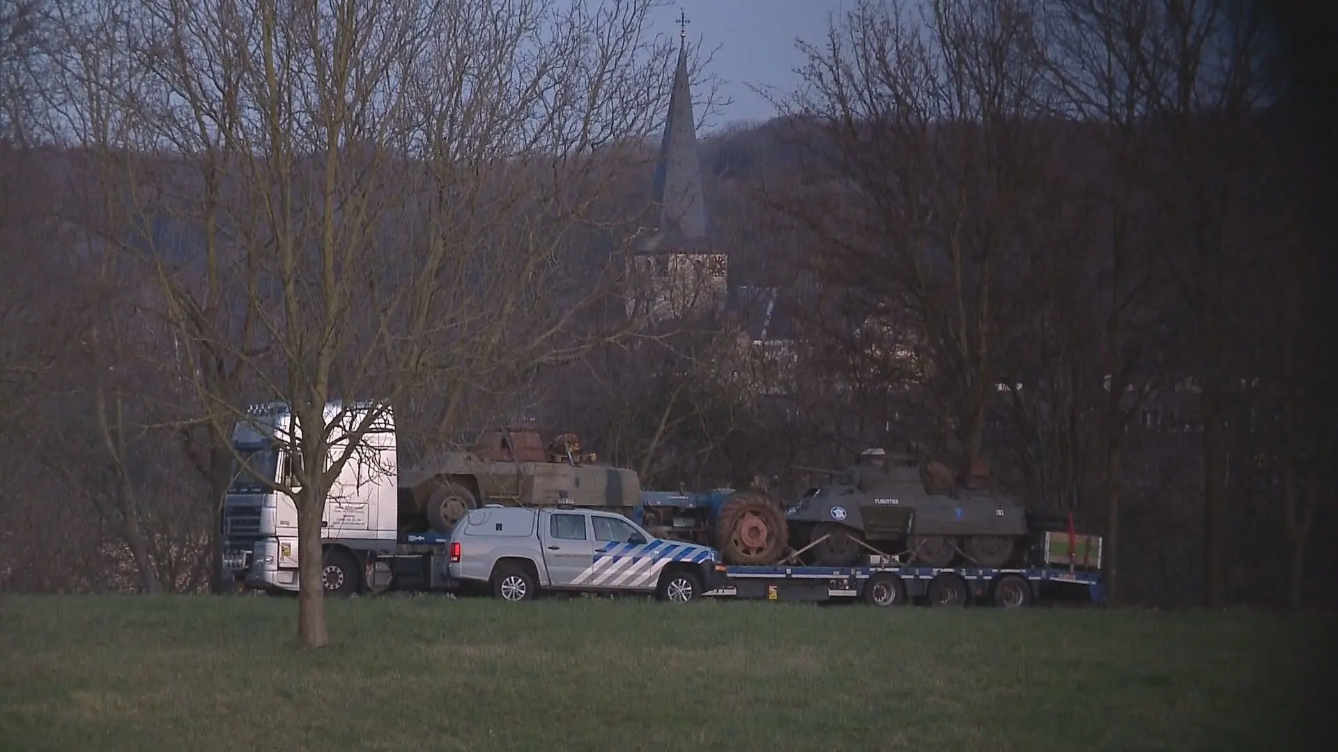 Marechaussee neemt op A2 pantserwagens met munitie in beslag