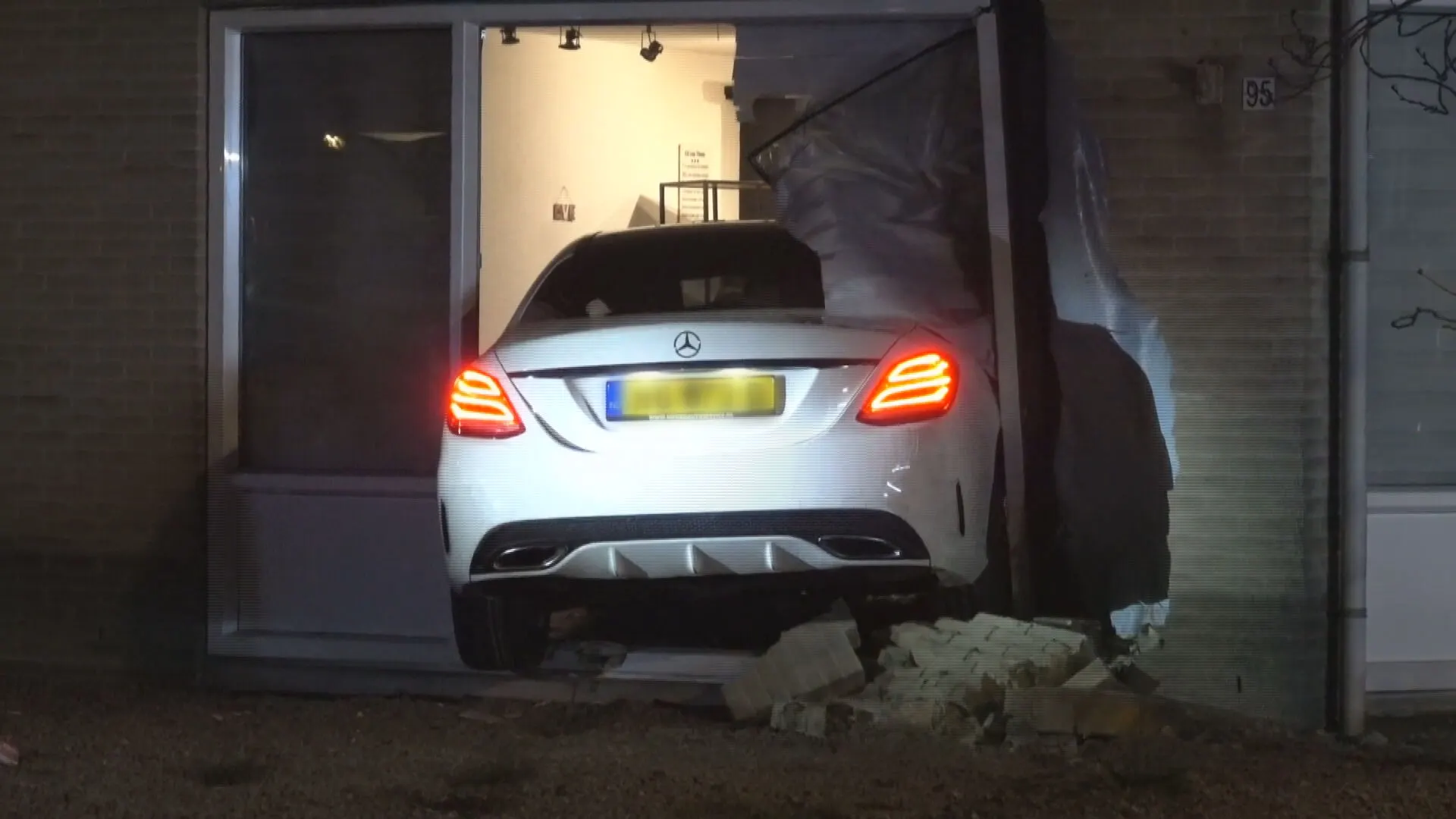 Auto doorkruist grasveld en rijdt woning binnen in Hoorn