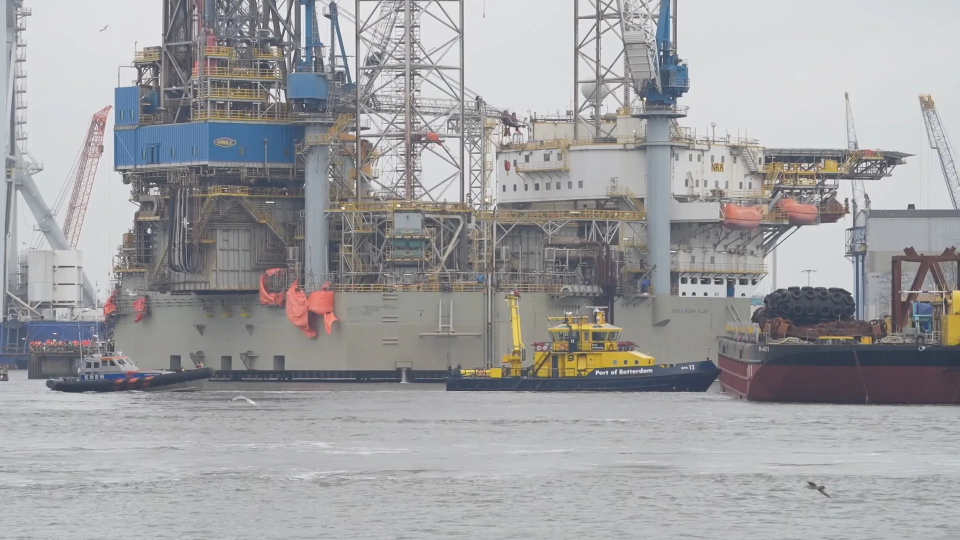 Mogelijk dode na aanvaring schip met boorplatform in Botlek